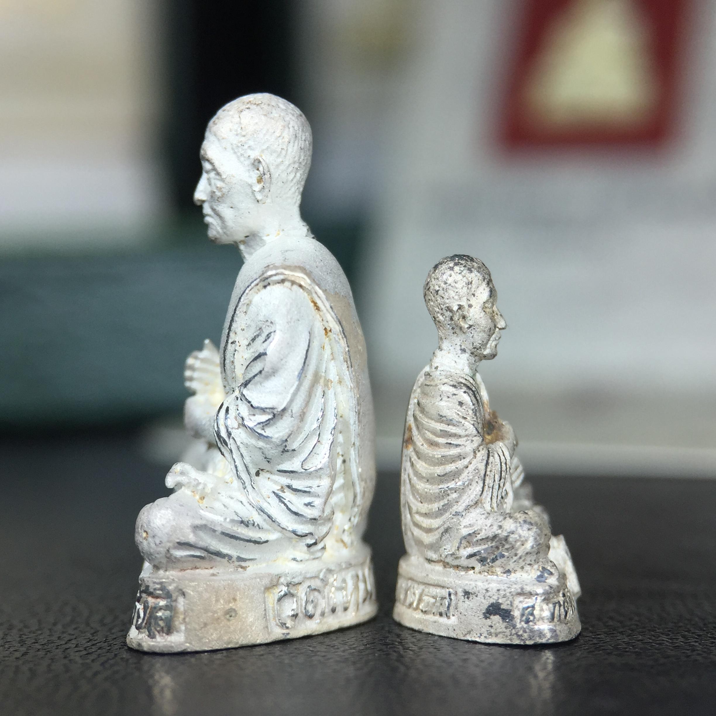 รูปเหมือนลอยองค์ สมเด็จพระพุฒาจารย์ (โต พรหมรังสี)เนื้อเงินบริสุทธิ์ 99.9% แบบทรายนวลขัดเงาบางส่วน (พิมพ์ใหญ่+พิมพ์เล็ก) วัดใหม่อมตรส บางขุนพรหม ปี2540 รุ่นกาญจนาภิเษก จัดสร้างในวโรกาสที่รัชกาลที่ 9 ทรงครองสิริราชสมบัติ ครบ 50ปี พร้อมกล่องใบรับรองเดิมครบ