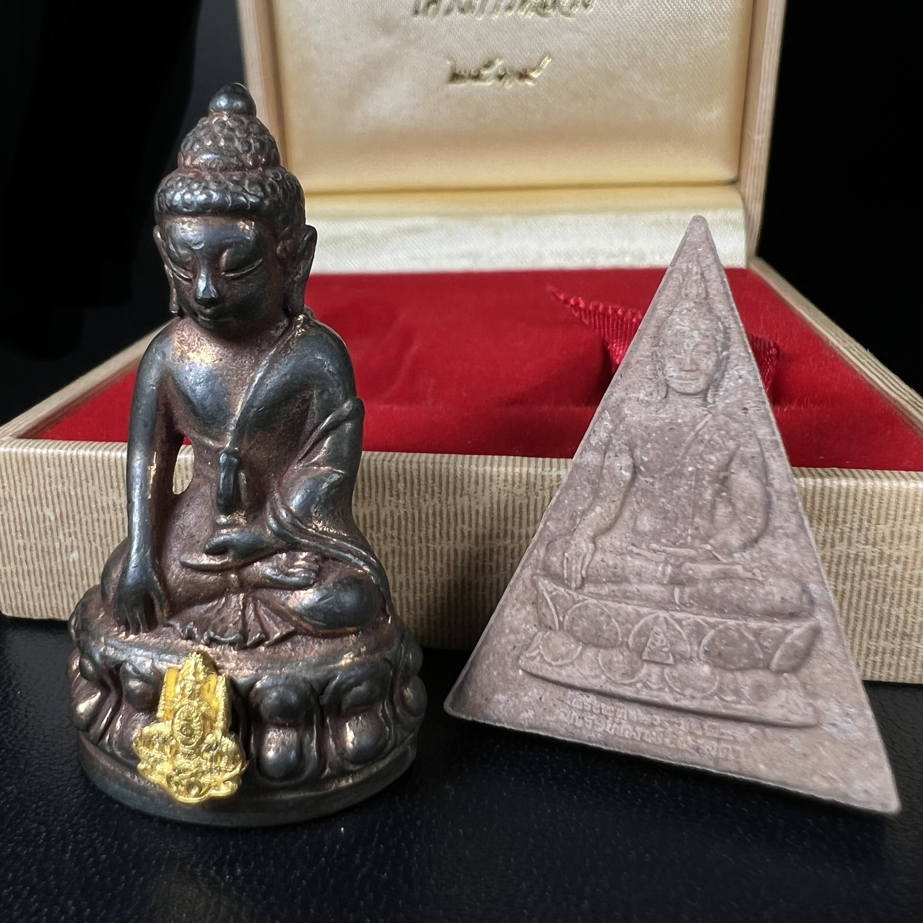 พระกริ่งเจริญโภคทรัพย์ พระพิมพ์จิตรลดา ที่ระลึกโครงการหลวง ปี 2539 ฉลองครองราชสมบัติครบ 50 ปี รัชกาลที่ 9 ตรากาญจนาภิเษกทองคำ(เนื้อทองคำแท้)(ชุดกรรมการหายาก)(1ใน1999ชุด)