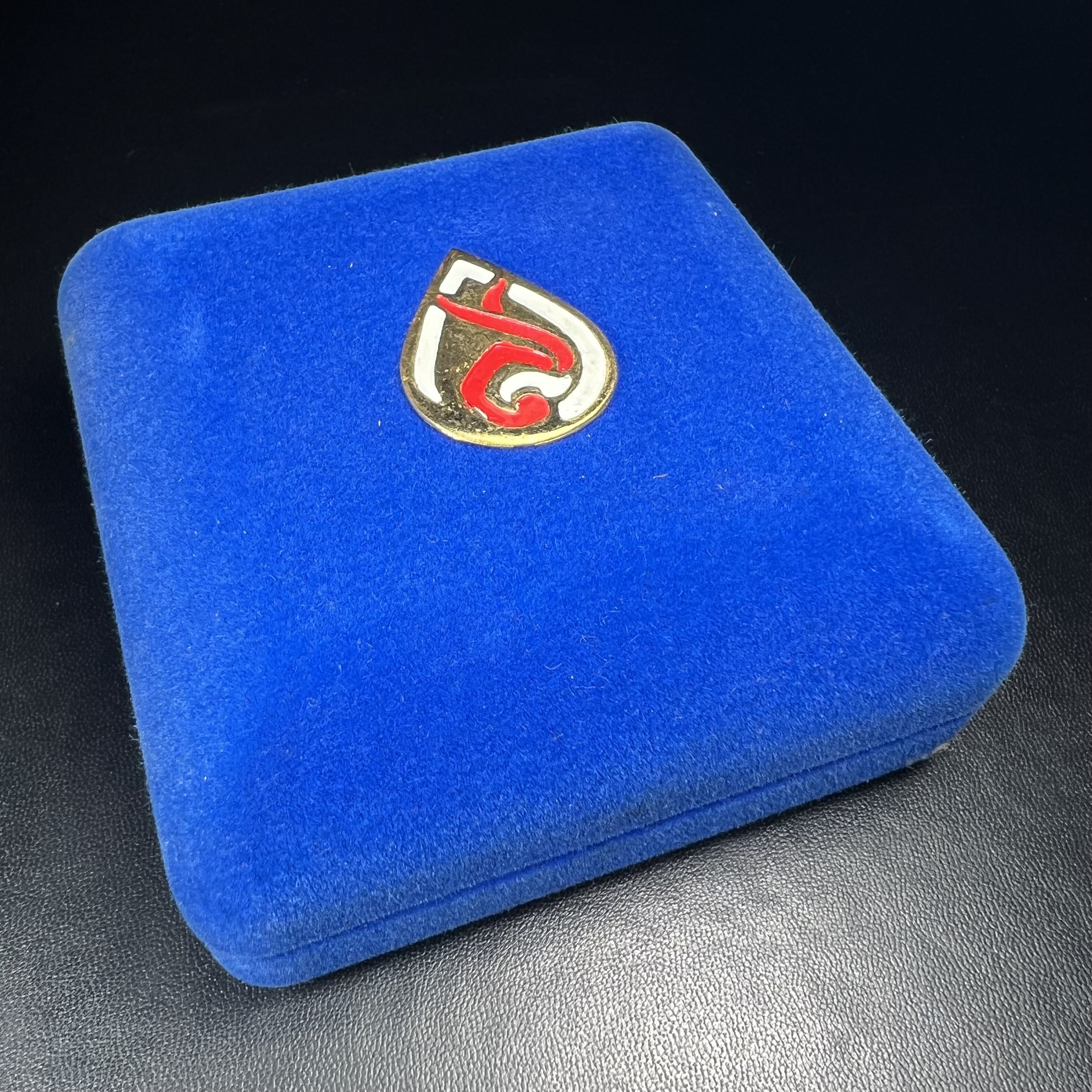 พระกริ่ง-พระชัยวัฒน์ สว. 90 พรรษาสมเด็จย่า ปี2533 เนื้อนวโลหะ(แก่ทองคำผสมทองคำเยอะมากรุ่นนี้)(ในหลวงรัชกาลที่9เสด็จในพิธี)(หล่อแบบโบราณอุดมวลสาร 108 แบบฉบับพระกริ่งใหญ่สายวัดสุทัศน์ พระสังฆราช(แพ))(1 ใน 3000 ชุด) หายาก(***องค์นี้ผิวเนื้อนวโลหะสวยมาก***)