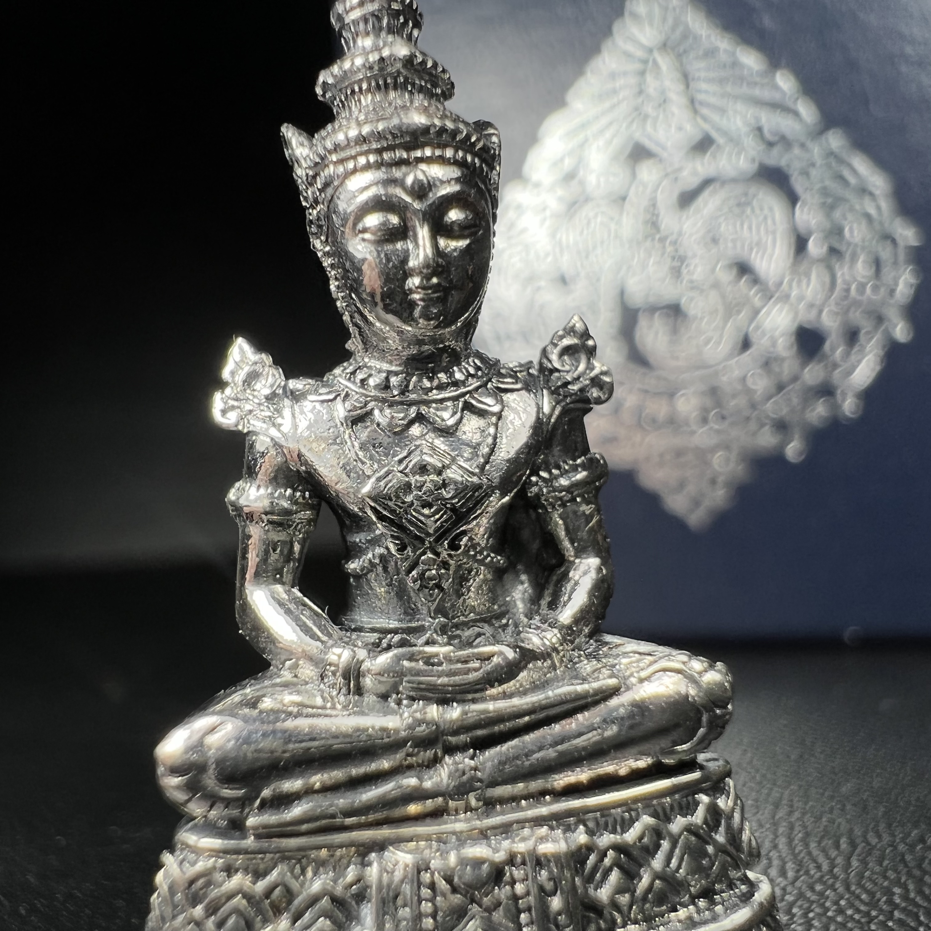 พระแก้วมรกต กรมสรรพสามิตจัดสร้างขึ้นเนื่องในโอกาสครบรอบ 64 ปีของกรมสรรพสามิต และเนื่องในวโรกาสที่พระบาทสมเด็จพระเจ้าอยู่หัวทรงครองราชย์ครบ 50 ปีในปีกาญจนาภิเษก เมื่อ พ.ศ.2539 เนื้อเงินรมดำขัดเงาพร้อมกล่องบรรจุเดิม