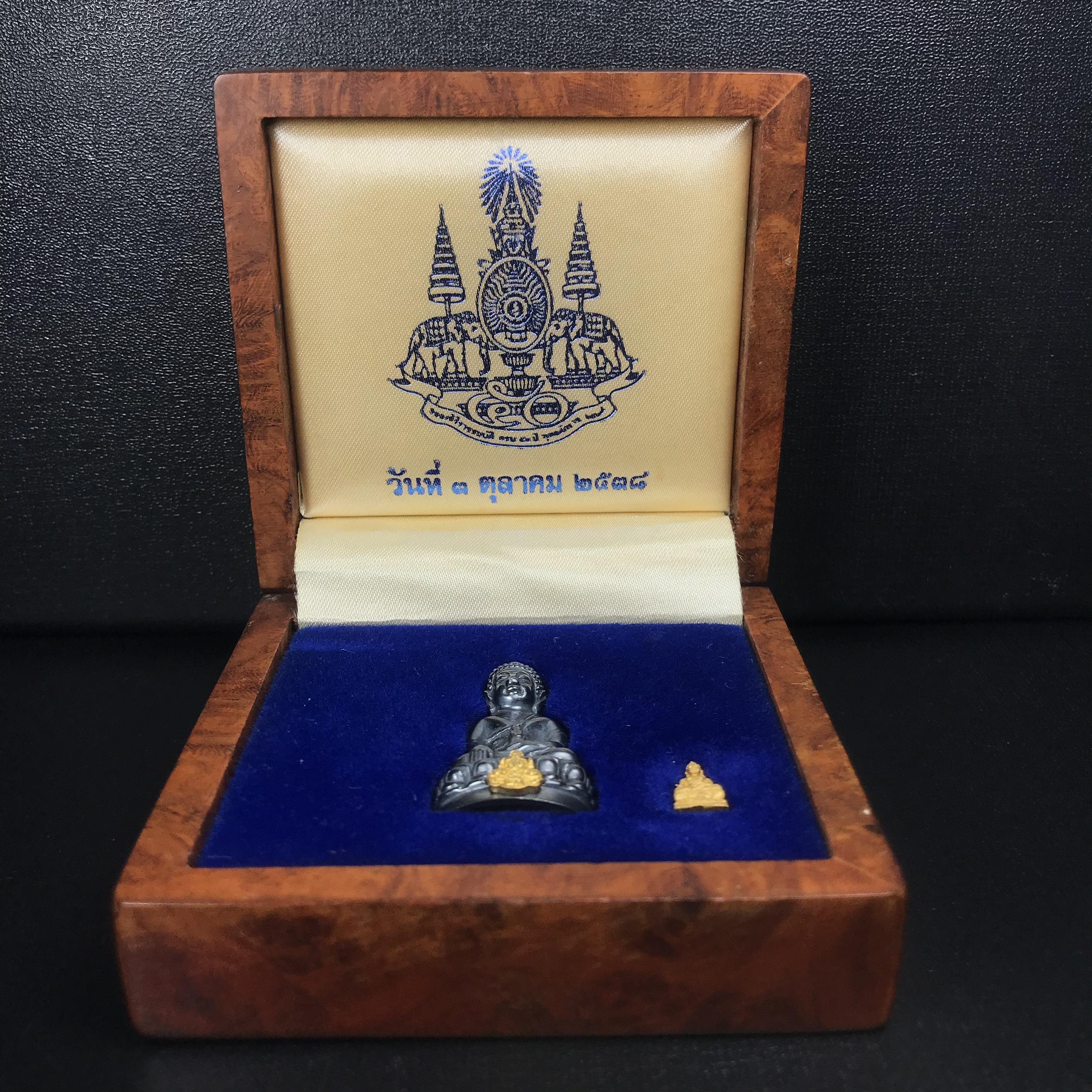 พระกริ่งสมเด็จญาณ วัดบวรนิเวศวิหาร เนื้อเงินบริสุทธิ์ 92.5% ตรากาญจนาภิเษกทองคำ+พระชัยวัฒน์ไพรีพินาศ เนื้อทองคำ พระราชทานแจกเมื่อ 3 ตุลาคม 2538 มาพร้อม กล่องลายไม้สุดหรู(ครบชุด หายาก)