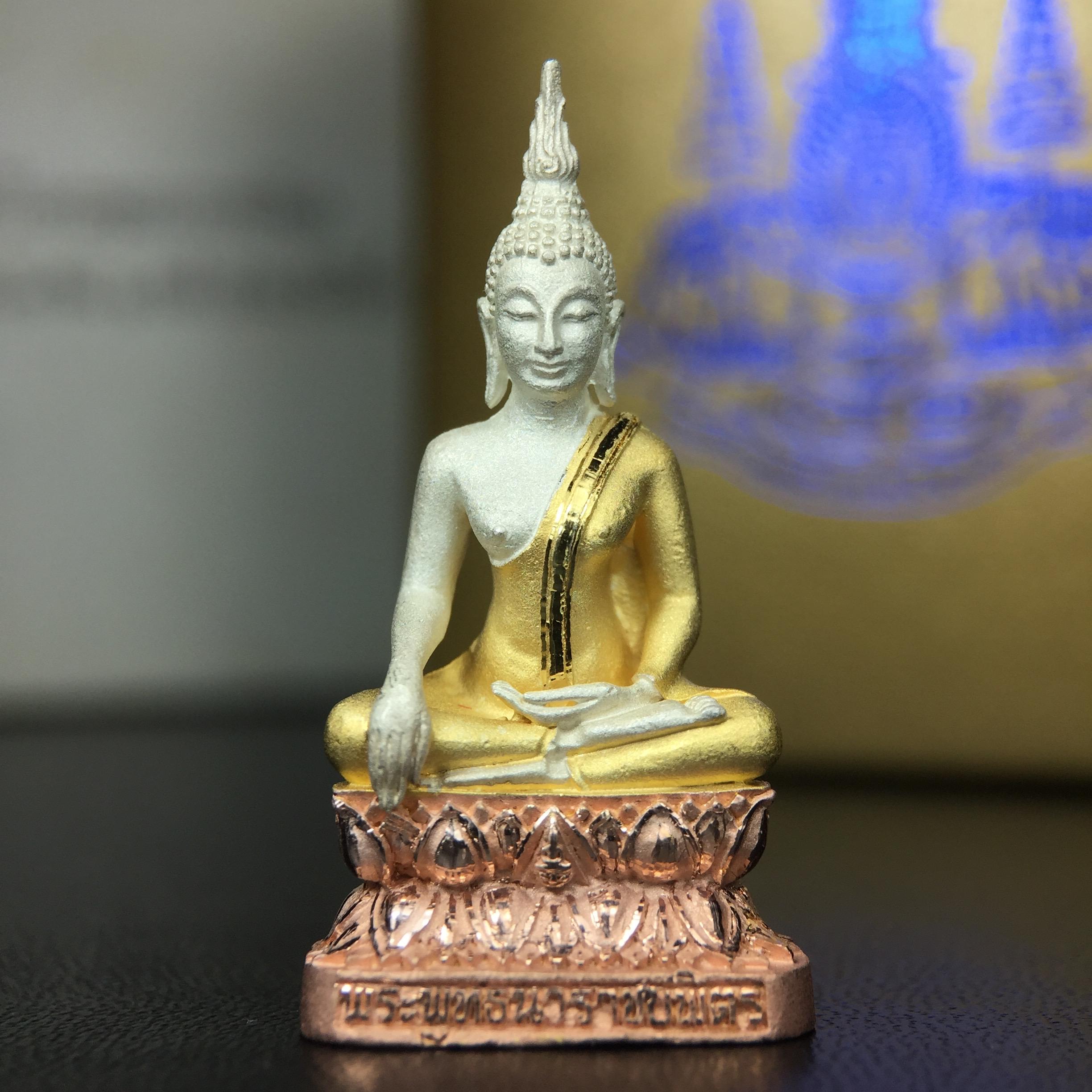 พระกริ่งพระพุทธนวราชบพิตร ครองสิริราชสมบัติครบ 50 ปี พ.ศ.2540 ขนาดสูง 3.2 ซม. เนื้อเงินสามกษัตริย์(คัดสภาพสวย องค์นี้ผิวเดิมสวยมาก) พร้อมกล่องบรรจุเดิมครบสมบูรณ์ 1ใน 9500 องค์(พุทธนวราชบพิตร นิมิตรหมายแห่งความสามัคคี ด้วยไมตรีแห่งองค์พระภูมิพล)