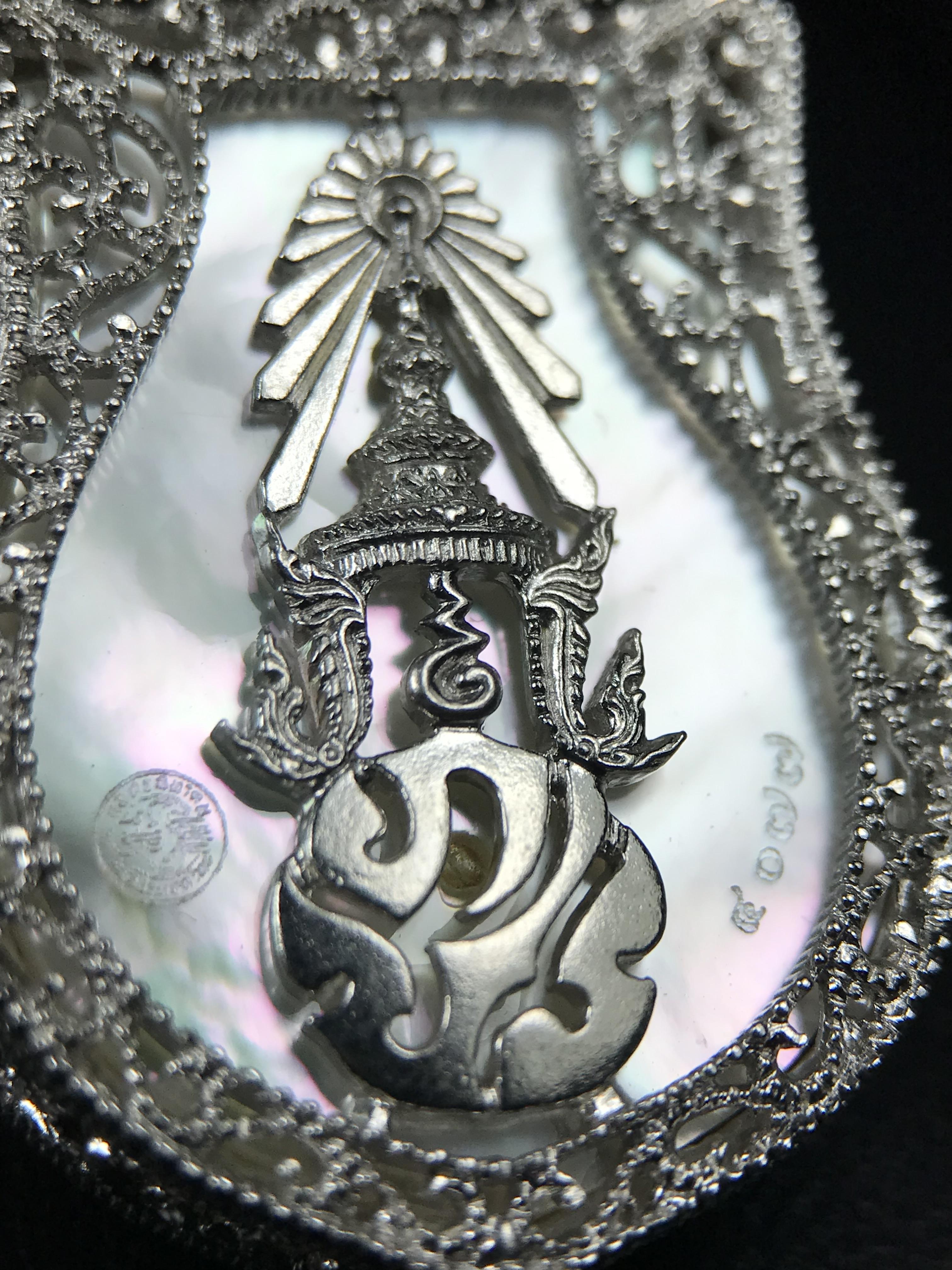 พระพุทธชินราช ภปร. โครงการ "เพราะแผ่นดินนี้ คือ แผ่นดินเกิด" ปี2548(รุ่นแรก) เหรียญทรงเสมา ขนาด 21 x 29 มม.เนื้อเงินสามกษัตริย์ องค์พระชุบสามกษัตริย์ ล้อมด้วยกรอบเงินชุบทองคำขาวสลักเสลาเป็นลวดลายละเอียดอ่อน ส่วนพื้นองค์พระเป็นเปลือกหอยมุขงดงาม