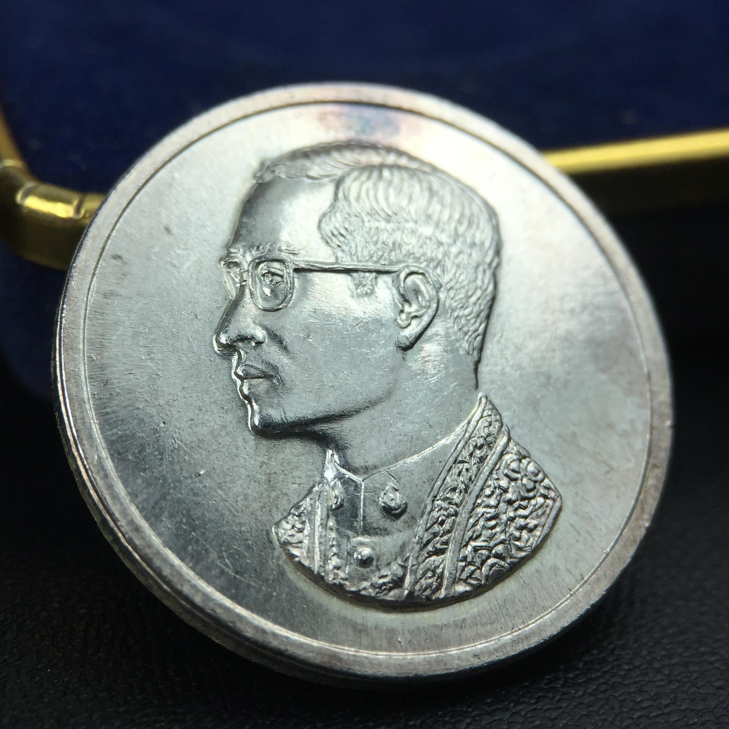 เหรียญพระบรมรูปคุ้มเกล้า รพ.ภูมิพล ปี2522 (ในหลวงเททอง) เนื้อเงิน พิมพ์ใหญ่ คัดสภาพสวยพร้อมกล่องเดิมยุคแรก(หายาก)