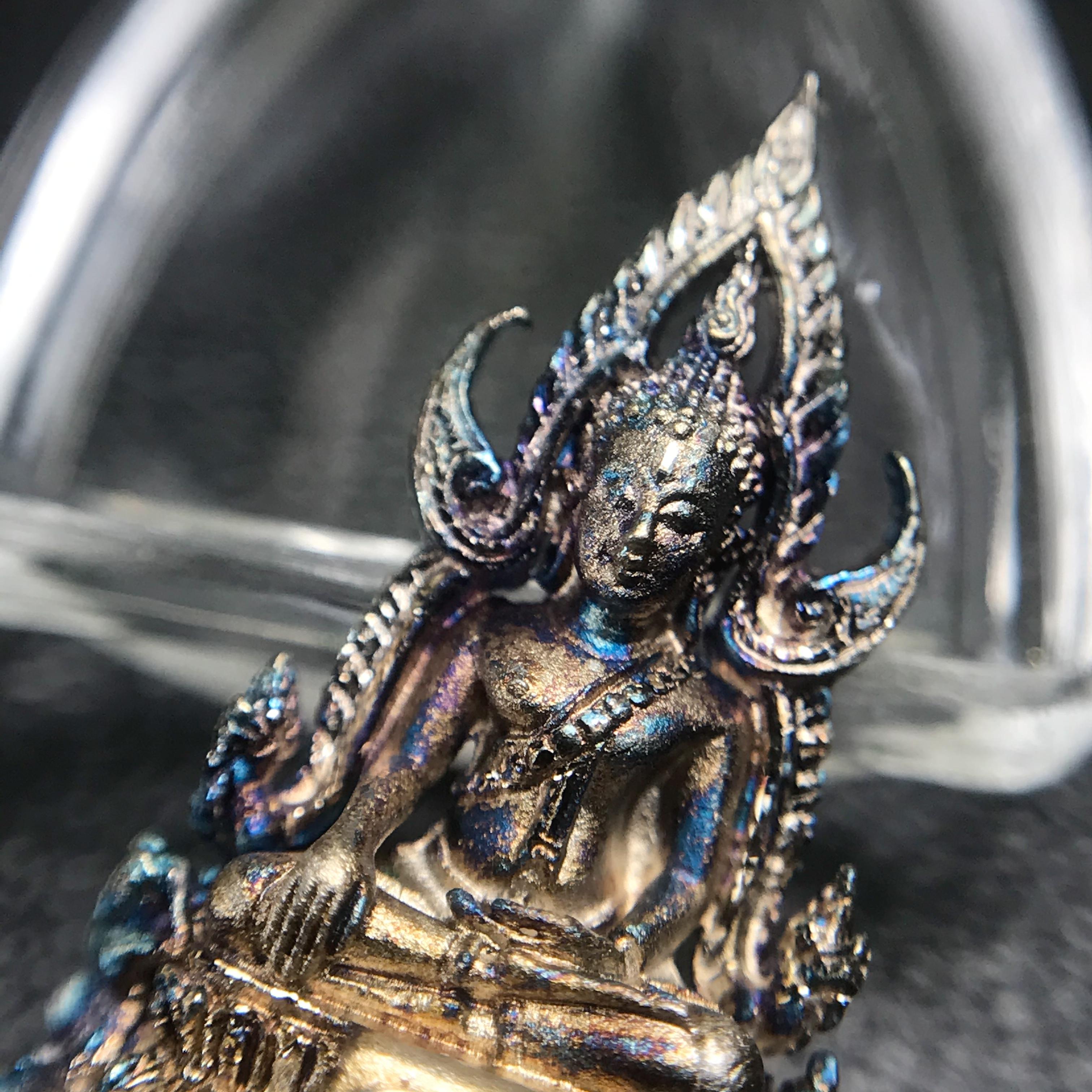 พระพุทธชินราช(จำลอง) ภปร. 84 พรรษา เนื้อเงินชุบทองคำขาว พิมพ์เล็กขนาดหน้าตัก 1/4 นิ้ว (สภาพผิวเดิมสวย ขึ้นสีรุ้งธรรมชาติ แบบนิยม)(พระราชทานมวลสาร จิตรลดาและเส้นพระเจ้า(เส้นผม))