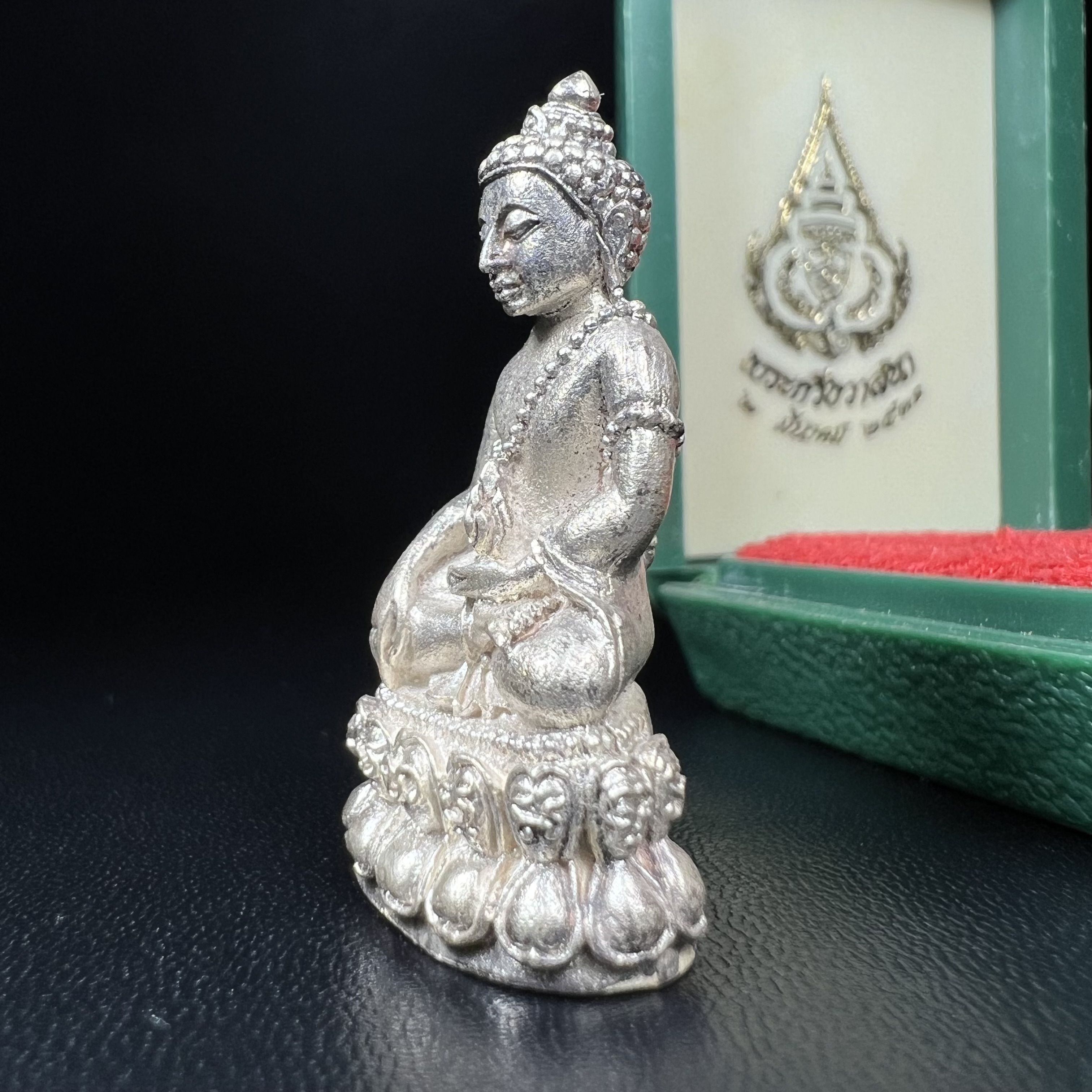 พระกริ่งวาสนาสมเด็จพระสังฆราช(วาสน์)วัดราชบพิธฯ ปี2531 เนื้อเงิน สร้างเป็นที่ระลึกในคราวที่สมเด็จพระอริยวงศาคตญาณ สมเด็จพระสังฆราช(วาสน์ วาสโน)มีพระชนมายุครบ90พรรษา(ในหลวง ร.9 เสด็จในพิธี)งานแกะแม่พิมพ์โดย นายช่างเกษม มงคลเจริญ)(1 ใน 191 องค์)หายาก