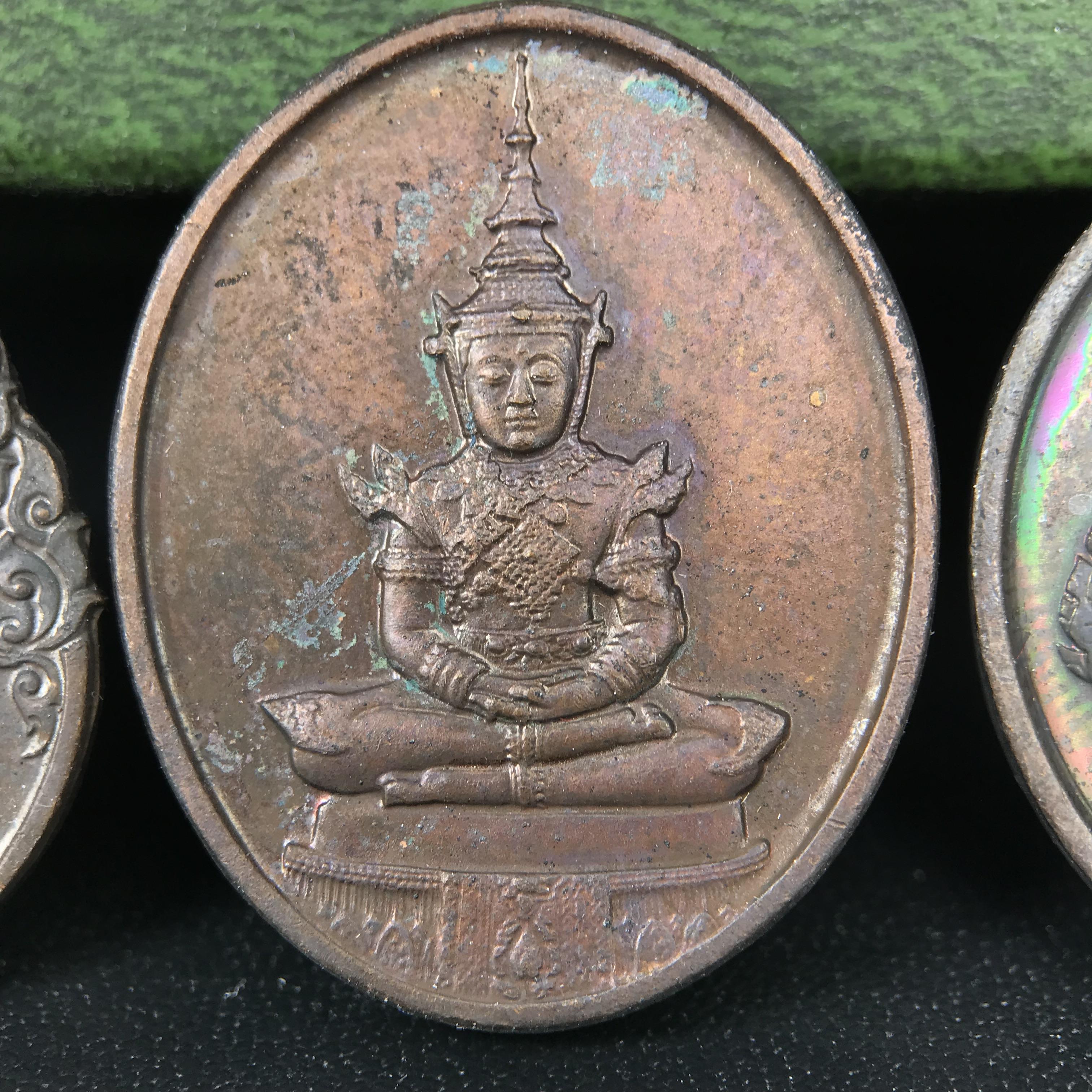 เหรียญพระแก้วมรกตหลัง ภปร. ฉลองกรุงรัตนโกสินทร์ครบ 200 ปี พ.ศ.2525 เนื้อทองแดงกล่องบรรจุเดิมครบ3พิมพ์(บล็อกพระราชศรัธา)(ในหลวงรัชกาลที่9 เสด็จในพิธี)พระคู่บ้านคู่เมือง...พระดี...พิธีใหญ่