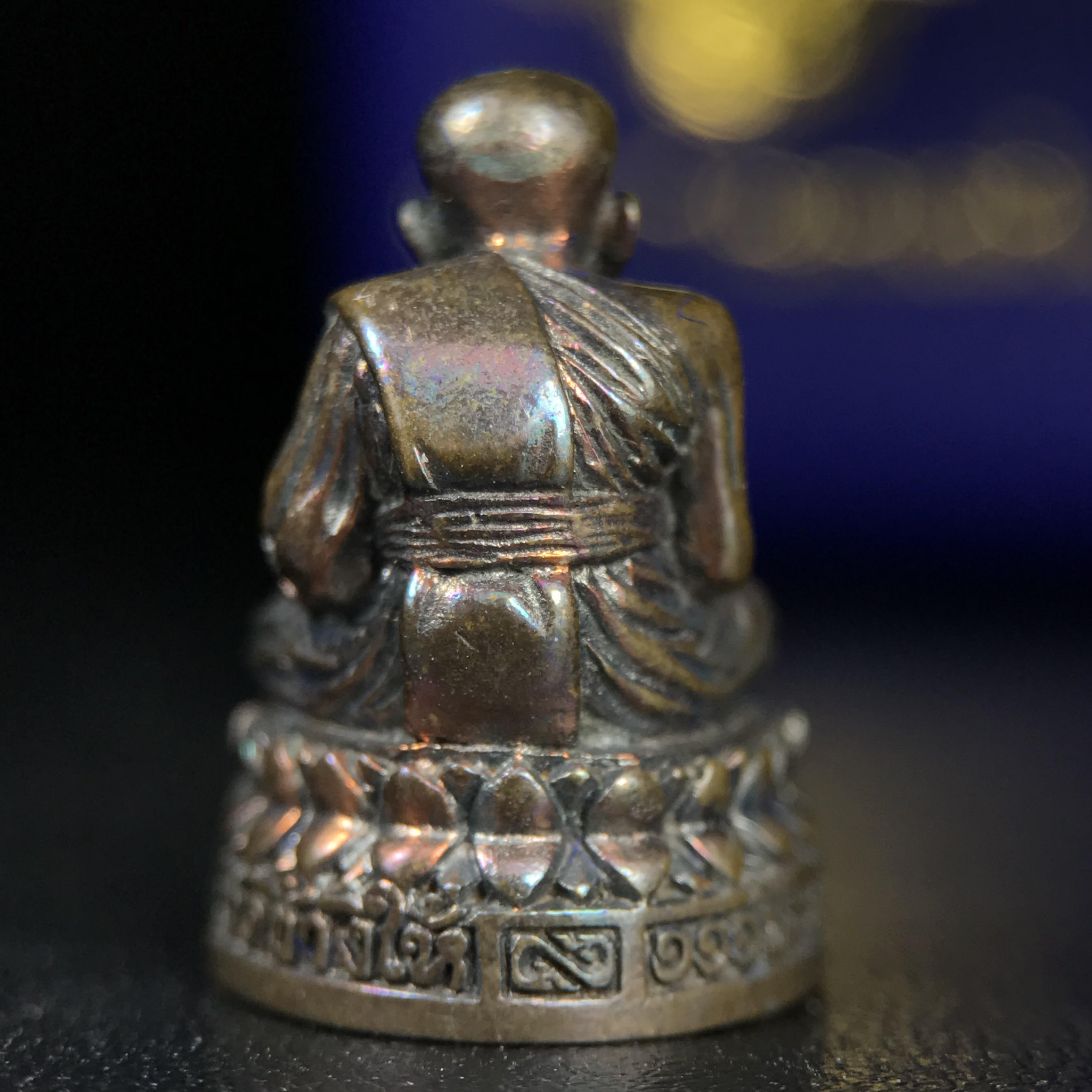 รูปเหมือนหล่อลอยองค์หลวงปู่ทวด รุ่น 111ปี กระทรวงกลาโหม เนื้อนวโลหะรมดำ-ปัดเงา ปี2540 พิธีใหญ่ เข้มขลัง นิยม พร้อมกล่องบรรจุเดิม(คัดสภาพสวยผิวเทพๆผิวรุ้งๆ)ทั้งพิธีทั้งพุทธศิลป์ทรงคุณค่าอีกหนึ่งรุ่นยอดนิยม