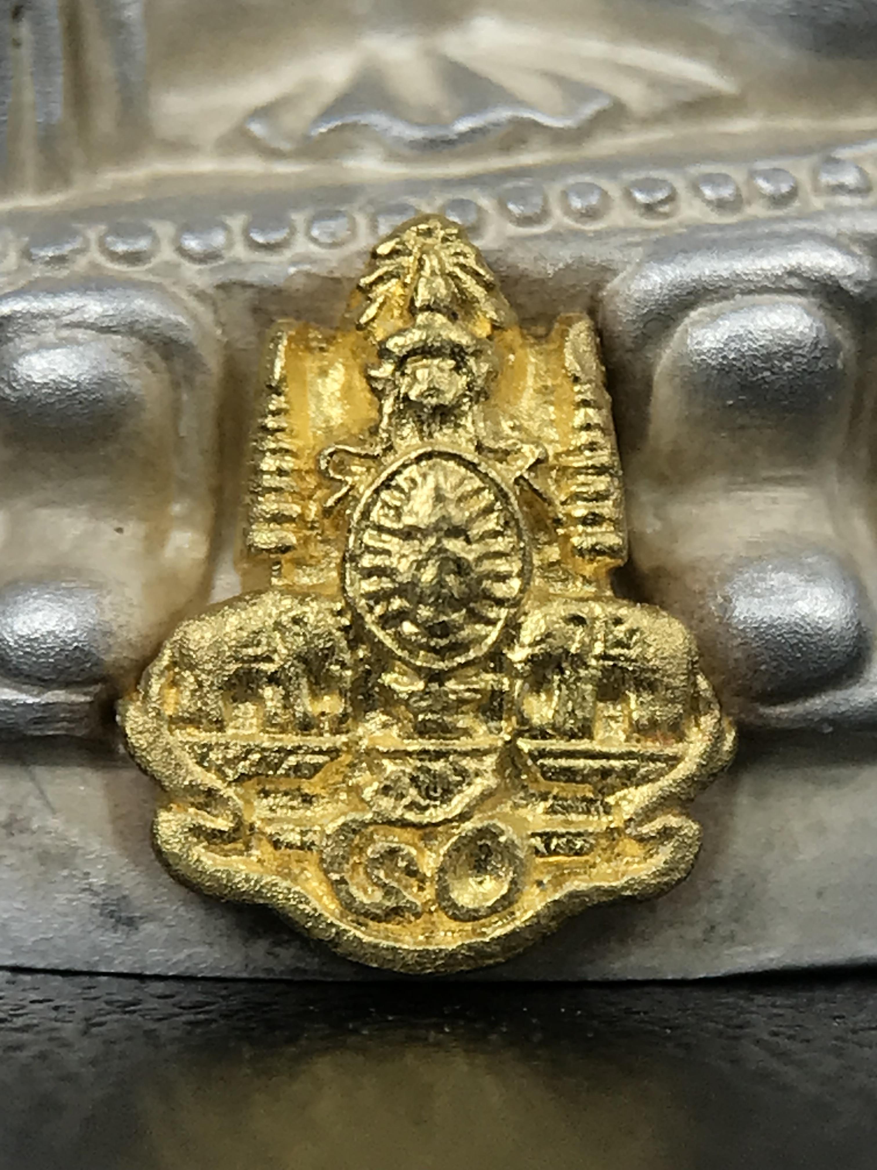 พระกริ่งสมเด็จญาณ วัดบวรนิเวศวิหาร เนื้อเงินบริสุทธิ์ 92.5% ตรากาญจนาภิเษกทองคำ(เนื้อทองคำแท้) พระราชทานแจกเมื่อ 3 ตุลาคม 2538 จัดสร้างในวโรกาส สมเด็จพระญาณสังวร สมเด็จพระสังฆราช ฉลองพระชนมายุครบ 82 พรรษา และฉลองครองราชสมบัติครบ 50 ปี รัชกาลที่ 9 (หายาก)