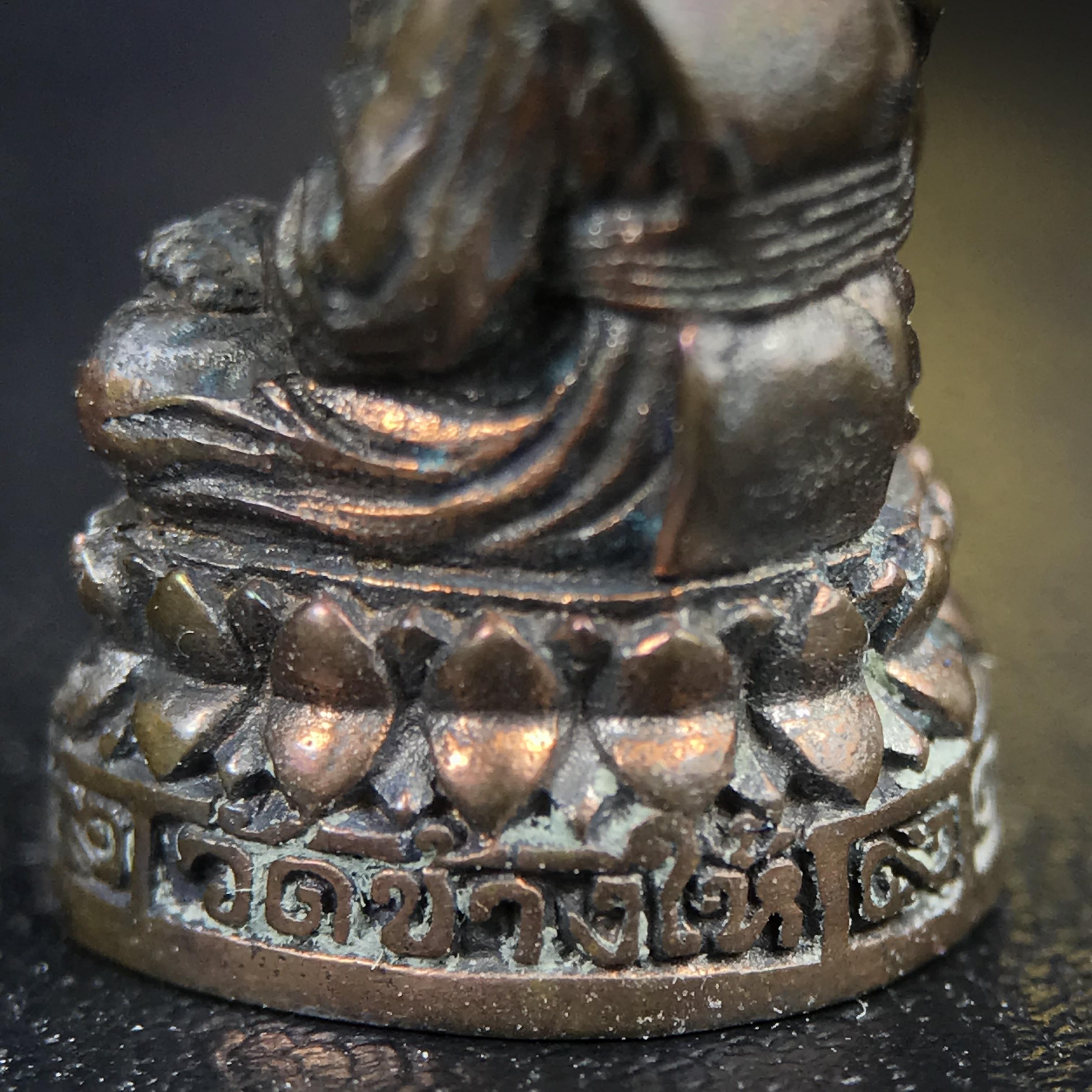 รูปเหมือนหล่อลอยองค์หลวงปู่ทวด รุ่น 111ปี กระทรวงกลาโหม เนื้อนวโลหะรมดำ-ปัดเงา ปี2540 พิธีใหญ่ เข้มขลัง นิยม พร้อมกล่องบรรจุเดิม(คัดสภาพสวยผิวเทพๆผิวรุ้งๆ)ทั้งพิธีทั้งพุทธศิลป์ทรงคุณค่าอีกหนึ่งรุ่นยอดนิยม