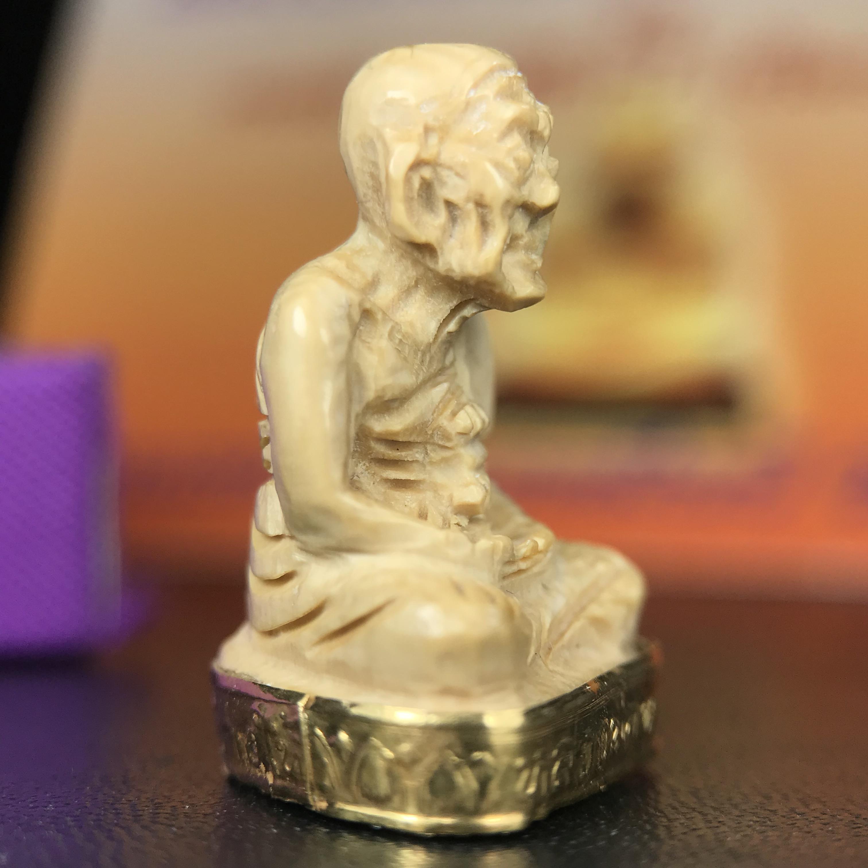 สมเด็จหลวงพ่อทวด รุ่นคชสารหมื่นปี (ศิลปาชีพ) วัดช้างให้ ปี 2541โดยมีท่าน อ.นอง วัดทรายขาว เป็นเจ้าพิธี และมีเกจิร่วมปลุกเสก 108 รูป บรรจุผงว่านเก่าและดินกากยายักษ์(พิมพ์ลอยองค์ฐานทองคำโค๊ตทองคำ)พร้อมกล่องบรรจุและใบรับรองเดิมครบ นิยมหายาก