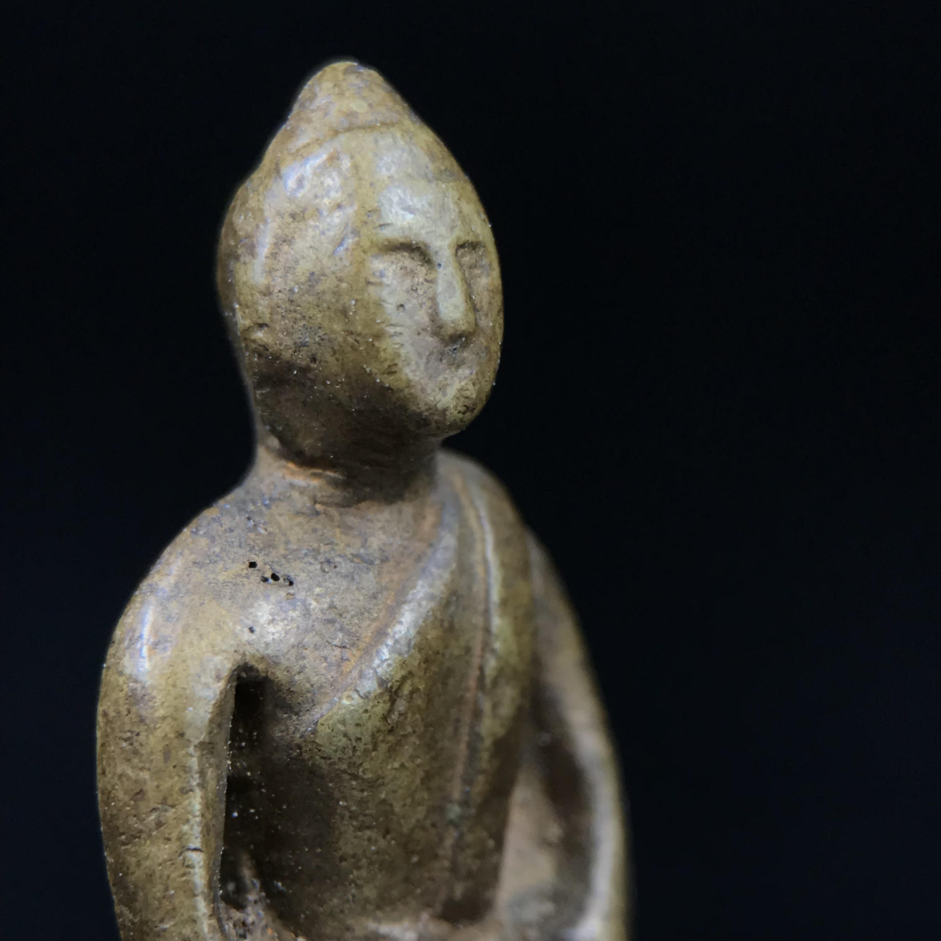 พระกริ่งฝีพระหัตถ์สมเด็จย่า ขนาดห้อยบูชาขนาดเล็ก จัดสร้างขึ้นเนื่องในวาระครบ 6 รอบ เมื่อวันที่21 ตุลาคม พ.ศ.2515(ในหลวงรัชกาลที่ 9 เสด็จพระราชดำเนินทรงเททอง)ปลุกเสกยิ่งใหญ่ เกจิ 108 รูป ร่วมปลุกเสก คัดสภาพสวยแบบนี้พบเจอน้อยมาก หมายเลขต้นๆหลักร้อย หายากมาก