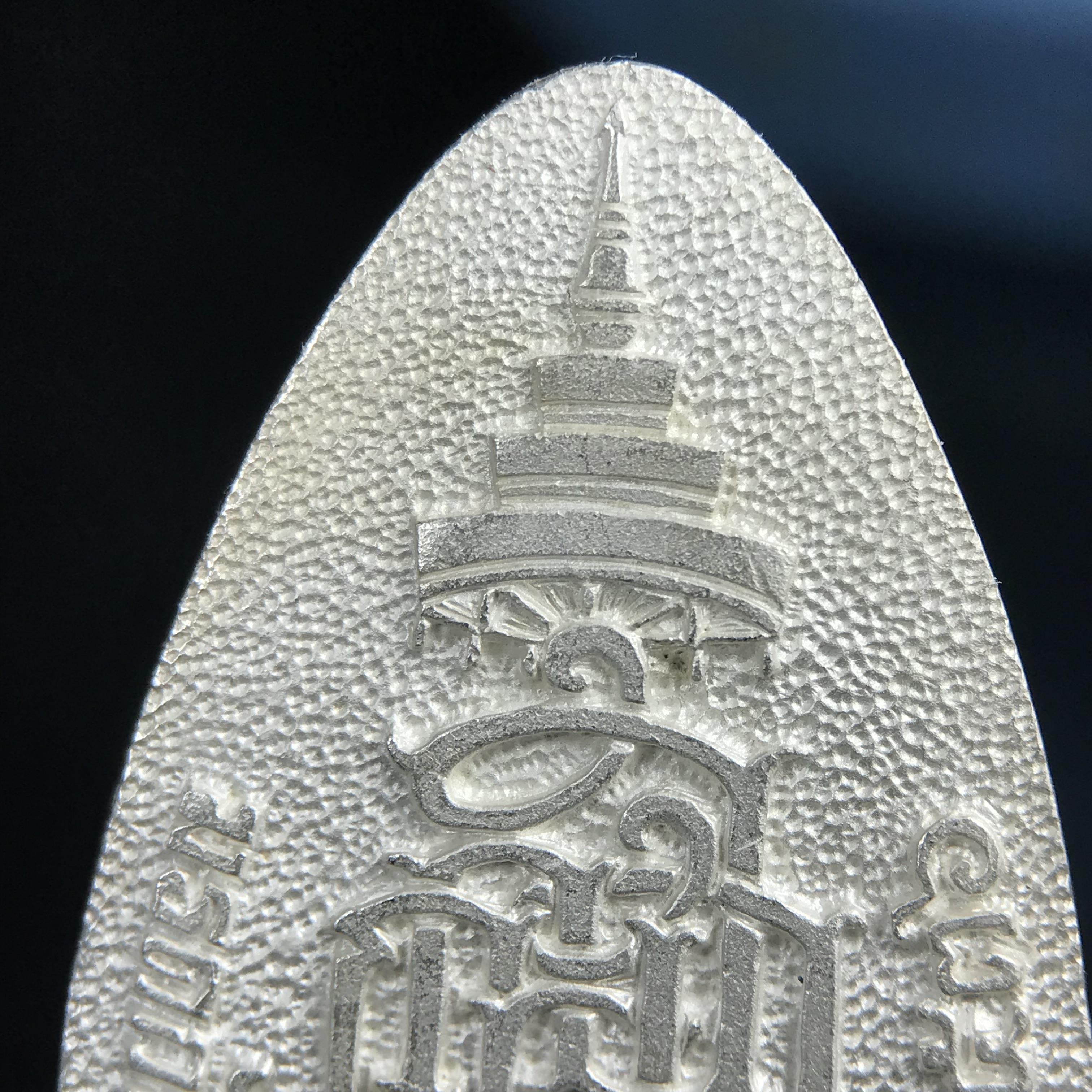 พระแก้วมรกต ญสส. สมเด็จพระญาณสังวร สมเด็จพระสังฆราช วัดบวรนิเวศวิหาร รุ่นมรดกไทย มรดกโลก พ.ศ.2536 จัดสร้างโดยมูลนิธิปริยัติศึกษา ในพระสังฆราชูปถัมภ์ เนื้อเงิน พิมพ์ใหญ่ขนาดสูง 3 ซ.ม. พร้อมกล่องบรรจุเดิมครบ