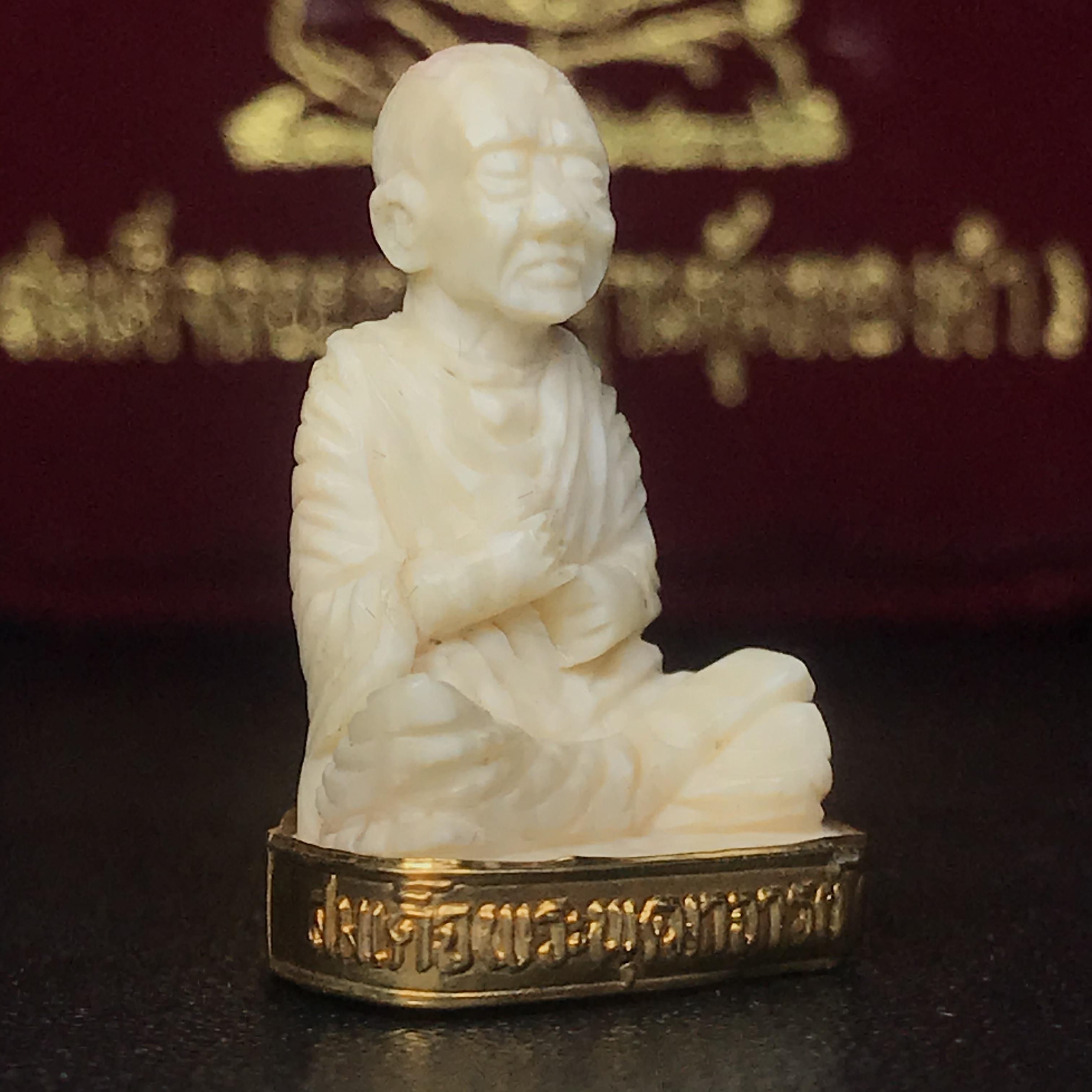 สมเด็จพระพุฒาจารย์ (โต พรหมรังสี) รุ่นคชสารหมื่นปี พ.ศ.2542 พิมพ์ลอยองค์(ฐานหุ้มทองคำ) ตอกโค๊ตและหมายเลข2589 สภาพสวยสมบูรณ์กล่องบรรจุเดิมครบ หายาก(1ใน 9999 องค์)