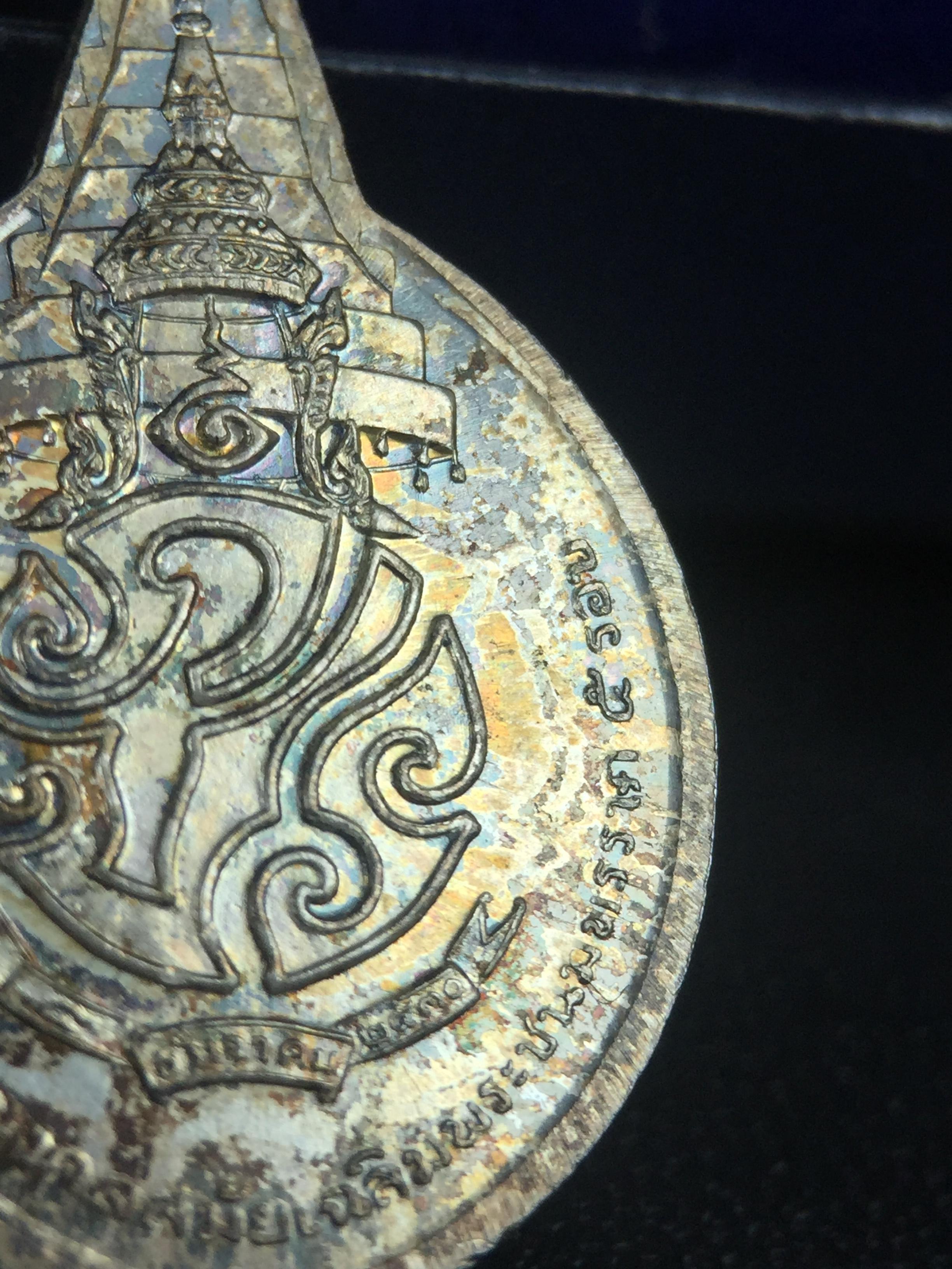 เหรียญพระชัยหลังช้าง ภปร. ครบ 5 รอบ ในหลวงรัชกาลที่9 พ.ศ.2530 พิมพ์เล็ก เนื้อเงิน(หนัก 2 สลึง)(สภาพผิวเดิมขึ้นสีรุ้งธรรมชาติสวยมาก)หายาก สภาพสวยเดิมพร้อมกล่องบรรจุเดิมครบสมบูรณ์(พิธีใหญ่ รุ่นยอดมนิยม)