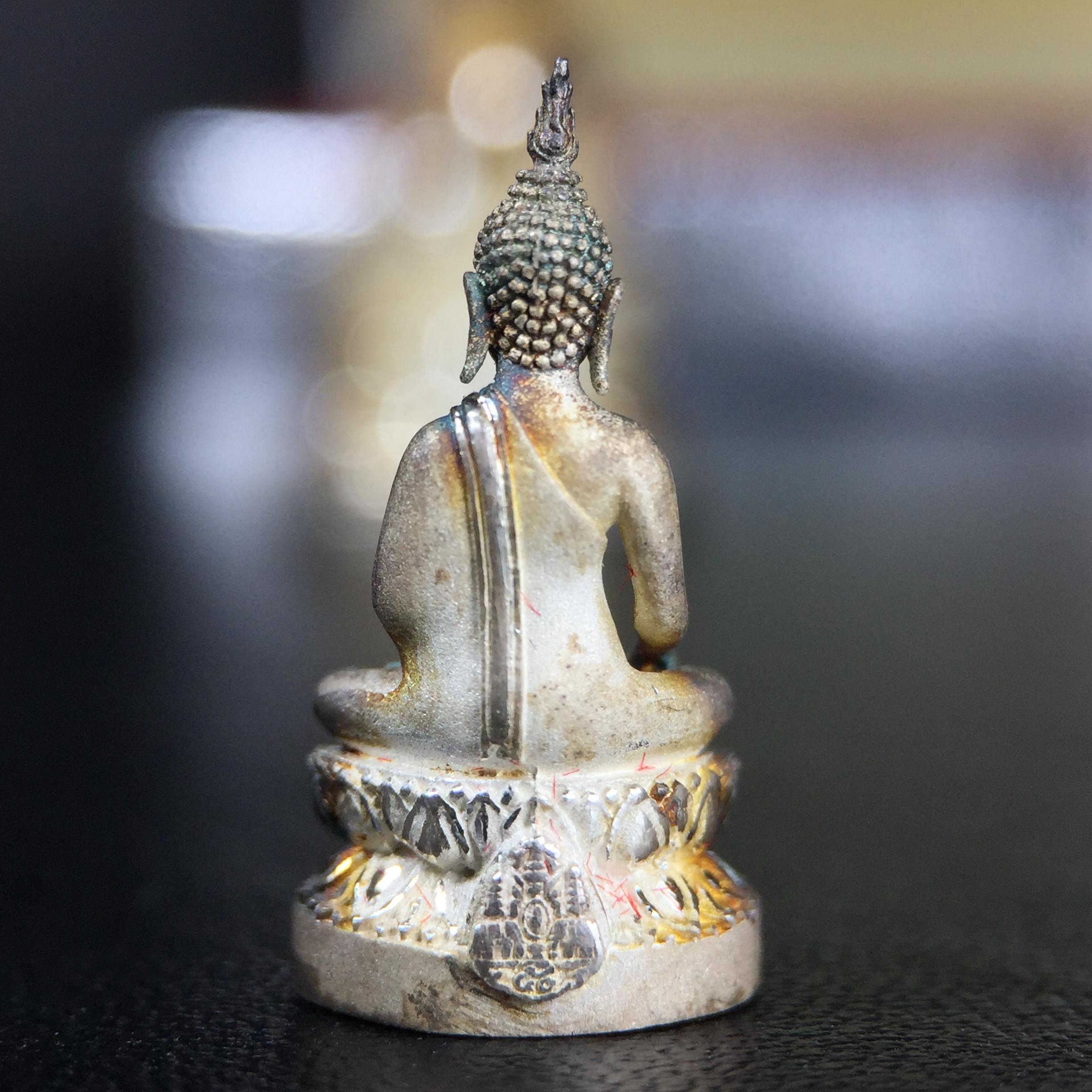 พระกริ่ง+พระชัยวัฒน์พระพุทธนวราชบพิตร ครองสิริราชสมบัติครบ 50 ปี พ.ศ.2540 เนื้อเงินผิวเดิมๆขึ้นสีรุ้งธรรมชาติแบบนิยม(หายาก)(สีสันที่ธรรมชาติสรรค์สร้าง)พร้อมกล่องบรรจุเดิมครบ(1ชุด 2 องค์)1 ใน 9500 ชุด