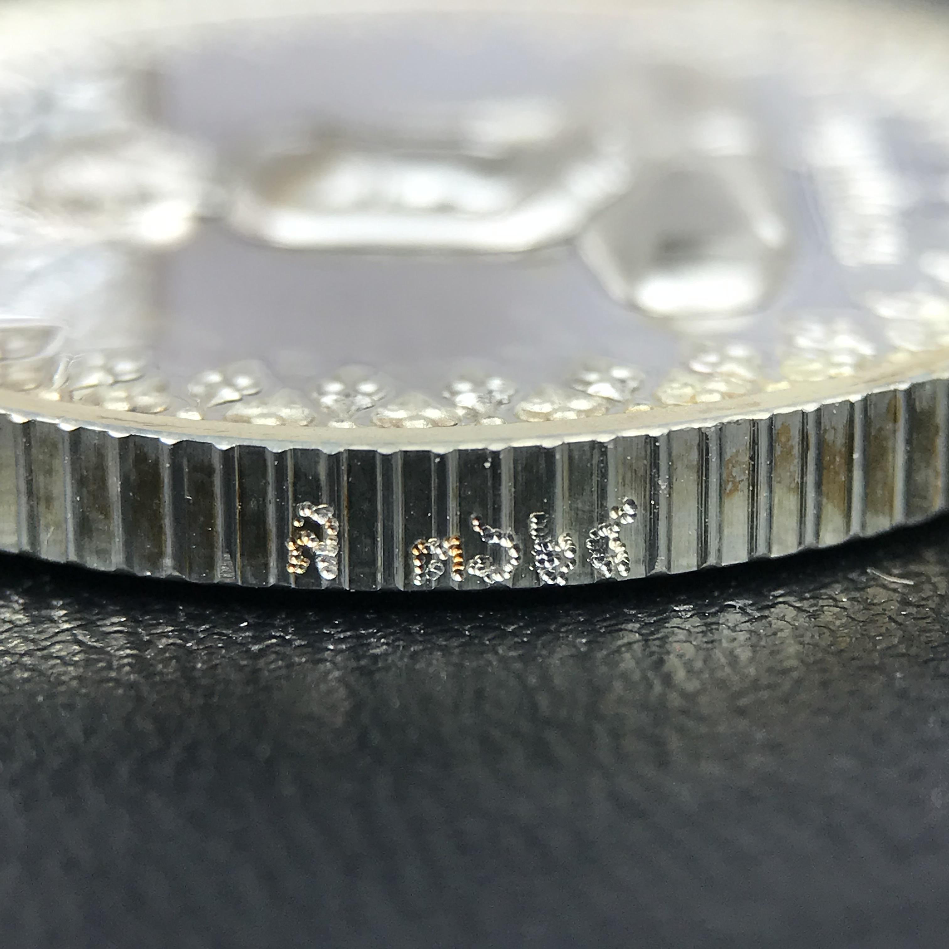 เหรียญพระพุทธโสธร ตราสัญลักษณ์ ภปร. รุ่นสมโภชน์พระอุโบสถเฉลิมพระเกียรติ วัดโสธรวรารามวรวิหาร เฉลิมพระเกียรติ ร.9 เจริญพระชนมายุ 80 พรรษา ปี2550 เนื้อเงินนอก(99%)ขัดเงาพ่นทราย ขนาด 28 มม. มีโค๊ดหมายเลขกำกับ สวยๆเดิมๆ พร้อมกล่องเดิมจากวัด และใบรับรองการผลิต