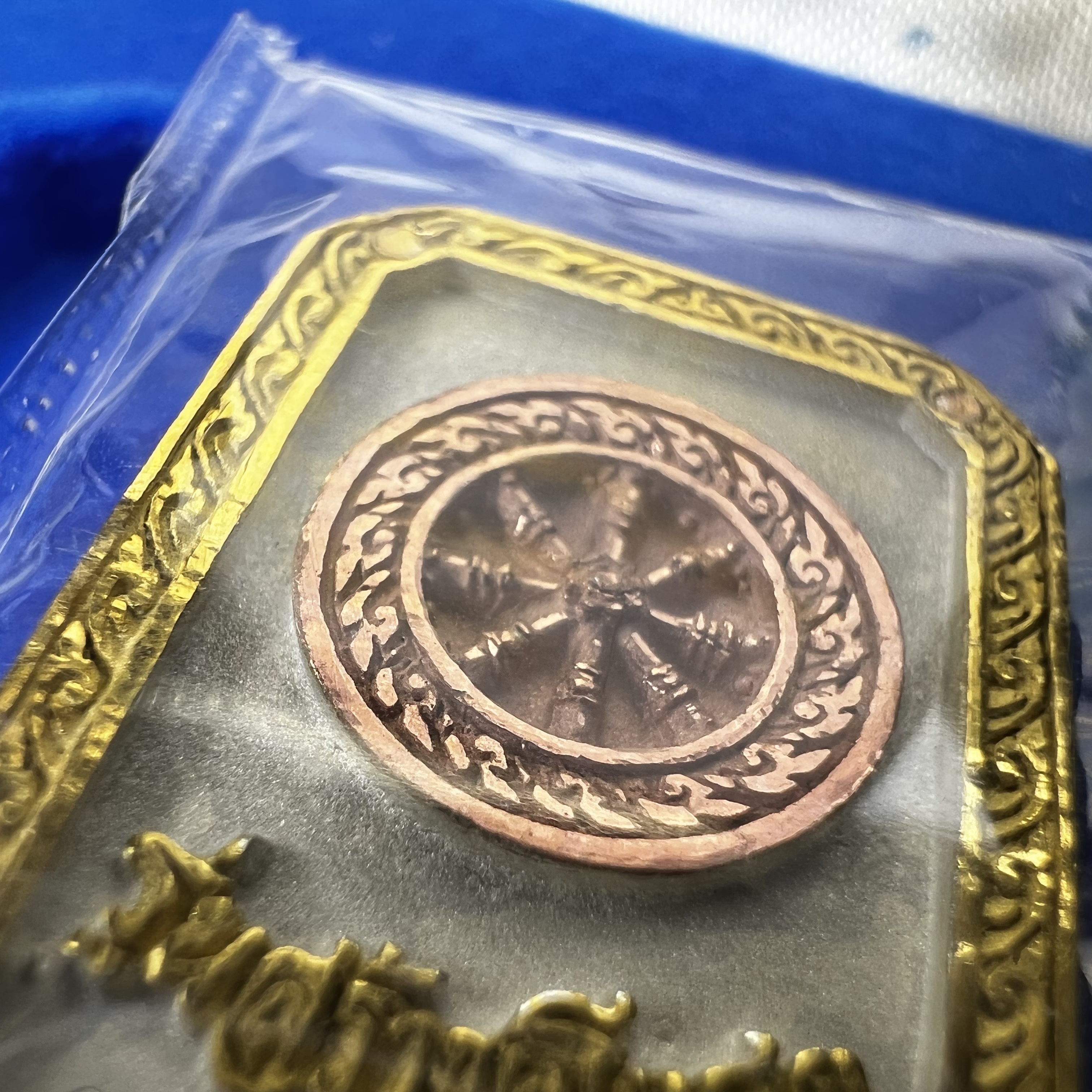 พระพุทธโสธร(หลวงพ่อโสธร) รุ่นสร้างอุโบสถ ปี2539 เนื้อเงินสามกษัตรย์ พิมพ์แปดเหลี่ยม(หายาก) สภาพสวยผิวเดิมซีนซองเดิมกล่องบรรจุการ์ดใบรับรองเดิมครบสมบูรณ์