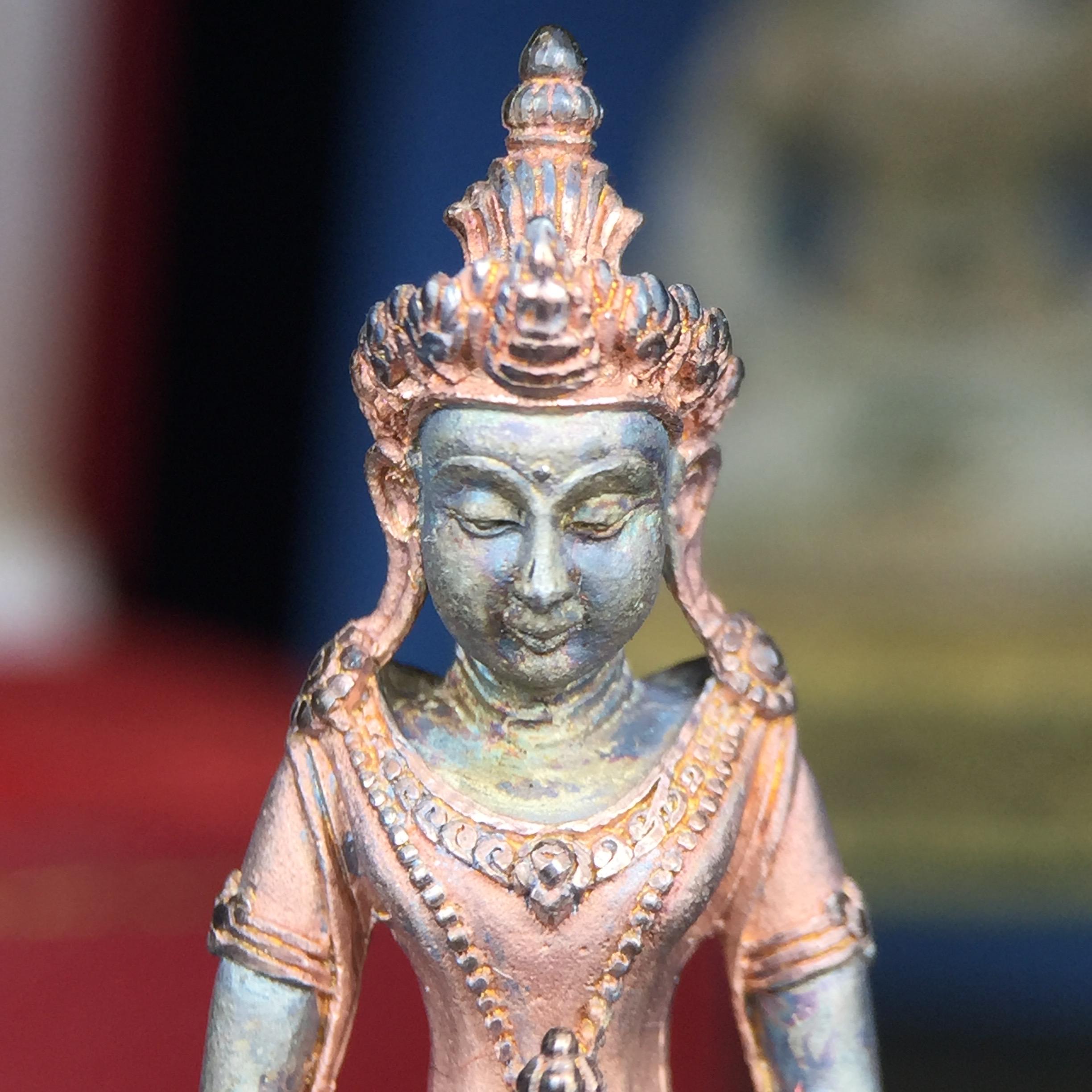 พระกริ่งอวโลกิเตศวร ( เจ้าแม่กวนอิม ) วัดโพธิ์แมนคุณาราม รุ่นอุดมโภคทรัพย์ พ.ศ.2539 เนื้อเงิน 3 กษัตริย์ พ่นทราย(ผิวเดิม ขึ้นสีรุ้งธรรมชาติ แบบนิยม เสน่ห์ของพระเนื้อเงิน) (พร้อมกล่องบรรจุการ์ดใบรับรองเดิมครบ) (อีกหนึ่งรุ่นยอดนิยม พุทธศิลป์สวยงดงาม)