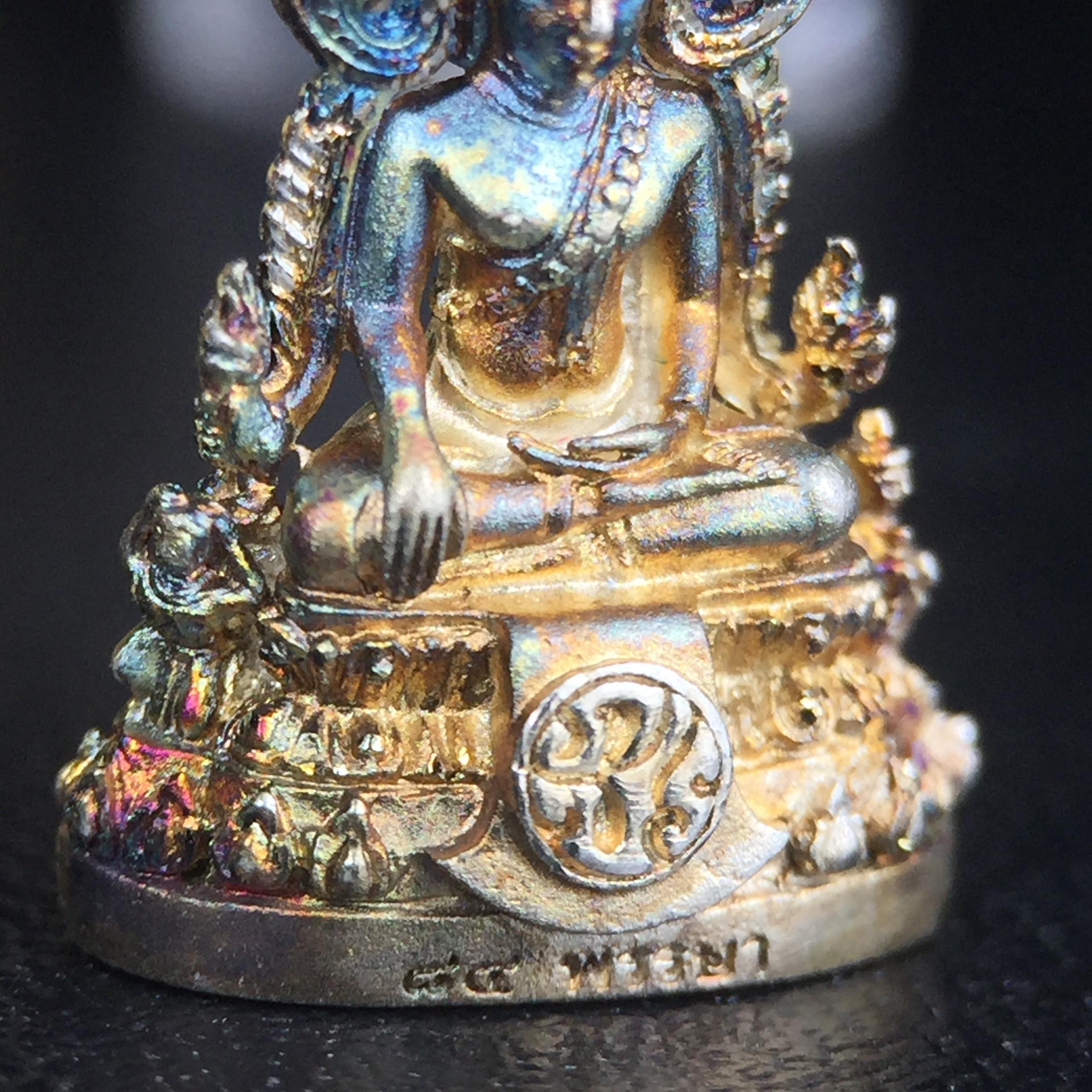 พระพุทธชินราช(จำลอง) ภปร. 84 พรรษา เนื้อเงินชุบทองคำขาว พิมพ์เล็กขนาดหน้าตัก 1/4 นิ้ว (สภาพผิวเดิมสวย ขึ้นสีรุ้งธรรมชาติ แบบนิยม)(พระราชทานมวลสาร จิตรลดาและเส้นพระเจ้า(เส้นผม))พุทธศิลป์ทรงคุณค่าอีกหนึ่งรุ่นยอดนิยม