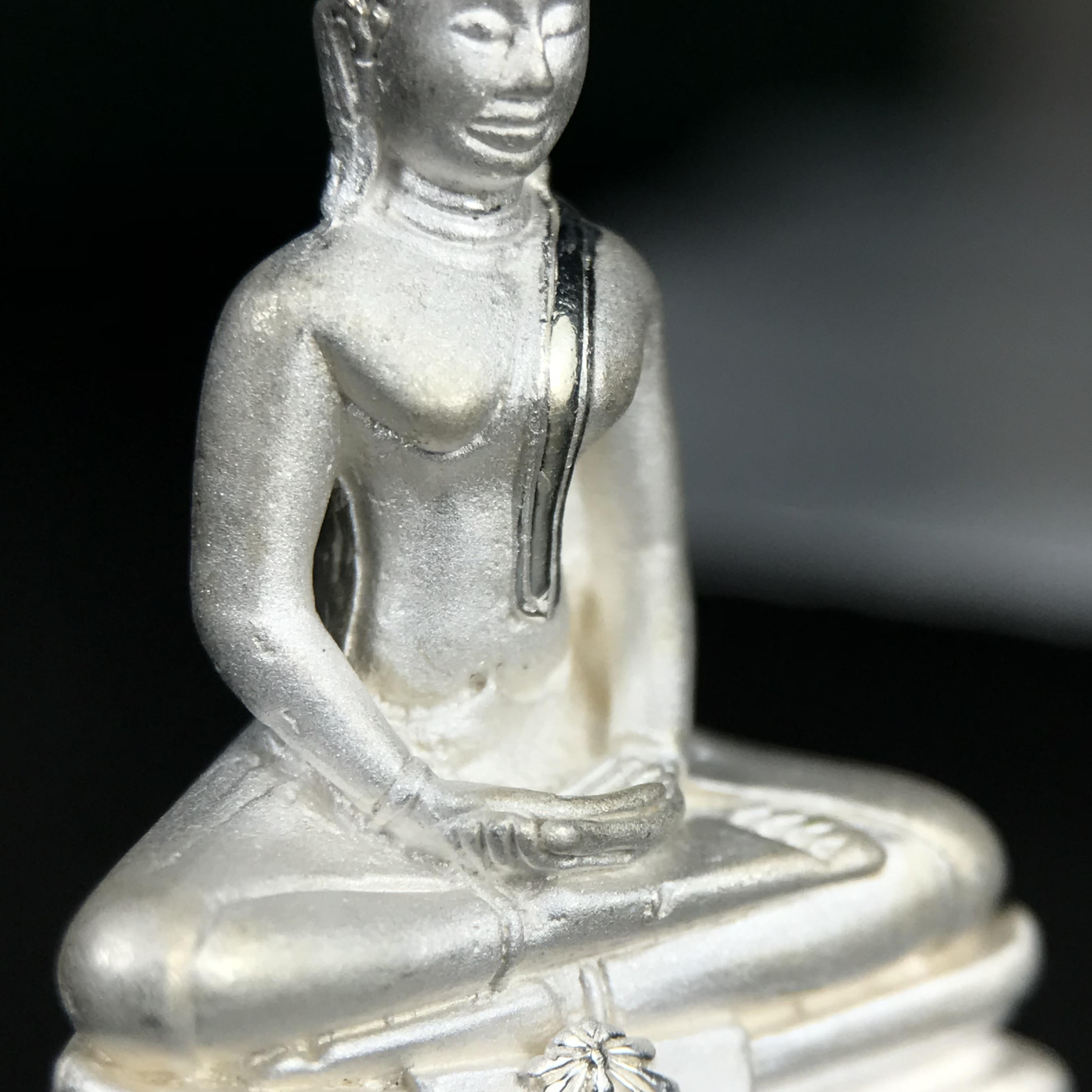 พระพุทธโสธร ภปร. รุ่นย้อนยุค สร้างพระอุโบสถ สมาคมชาวฉะเชิงเทรา จัดสร้าง ปี 2539 วโรกาสครองสิริราชสมบัติครบ 50 ปี เนื้อเงินทรายนวลขัดเงาบางส่วน พร้อมกล่องบรรจุและใบรับรองเดิม