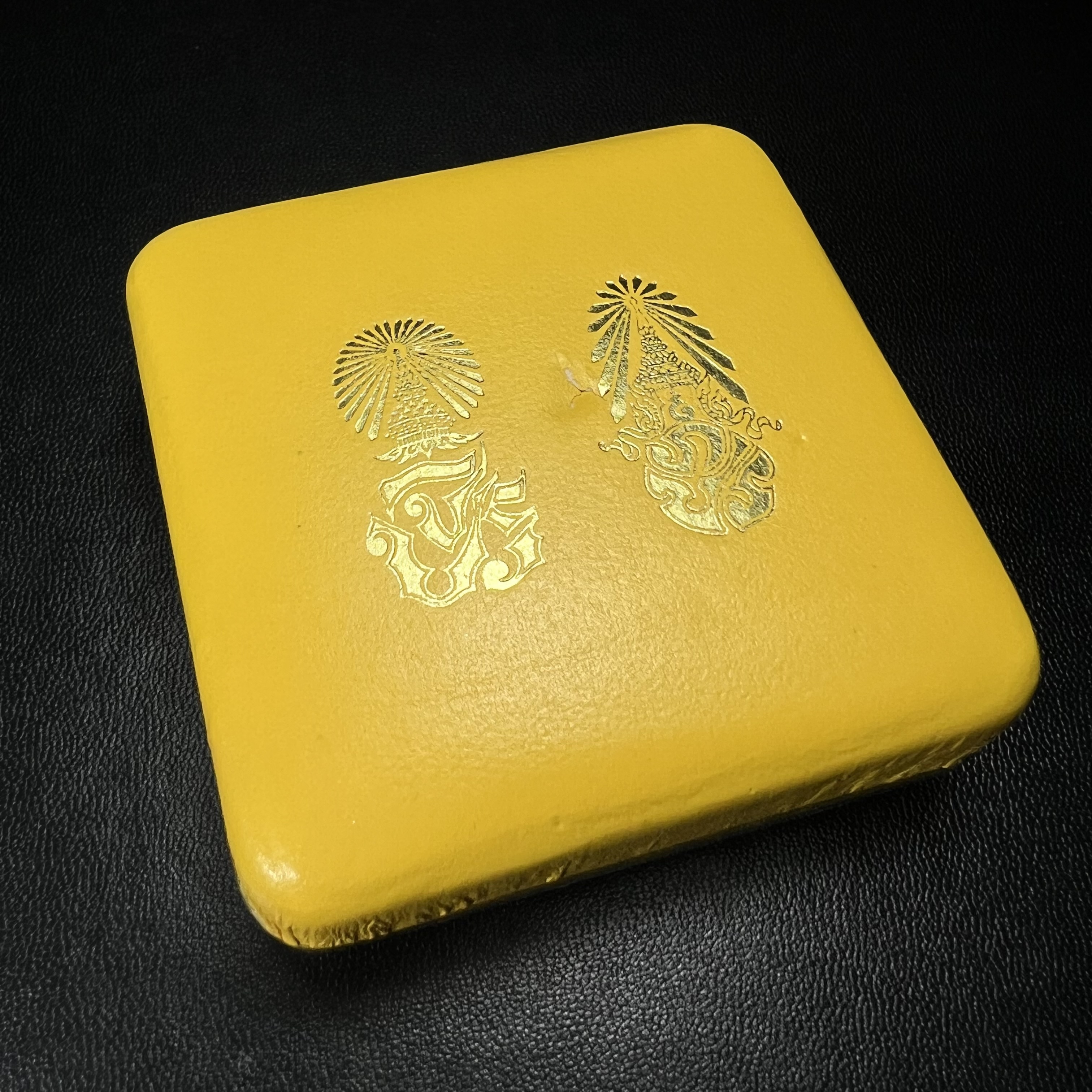 พระกริ่งพระพุทธนรสีห์ จปร.+ภปร. ครบรอบ 100 ปี ธนาคารไทยพาณิชย์ ปี 2550 พระกริ่งเนื้อนวโลหะพิเศษ(หล่อในพิธีเททอง)(หายาก)(พุทธศิลป์งดงาม)ด้านหน้าฐานประดับด้วยตราสัญลักษณ์ "จปร" และ "ภปร" (องค์เทหล่อในพิธีสร้างน้อย หายากมาก)1 ใน 1000 องค์