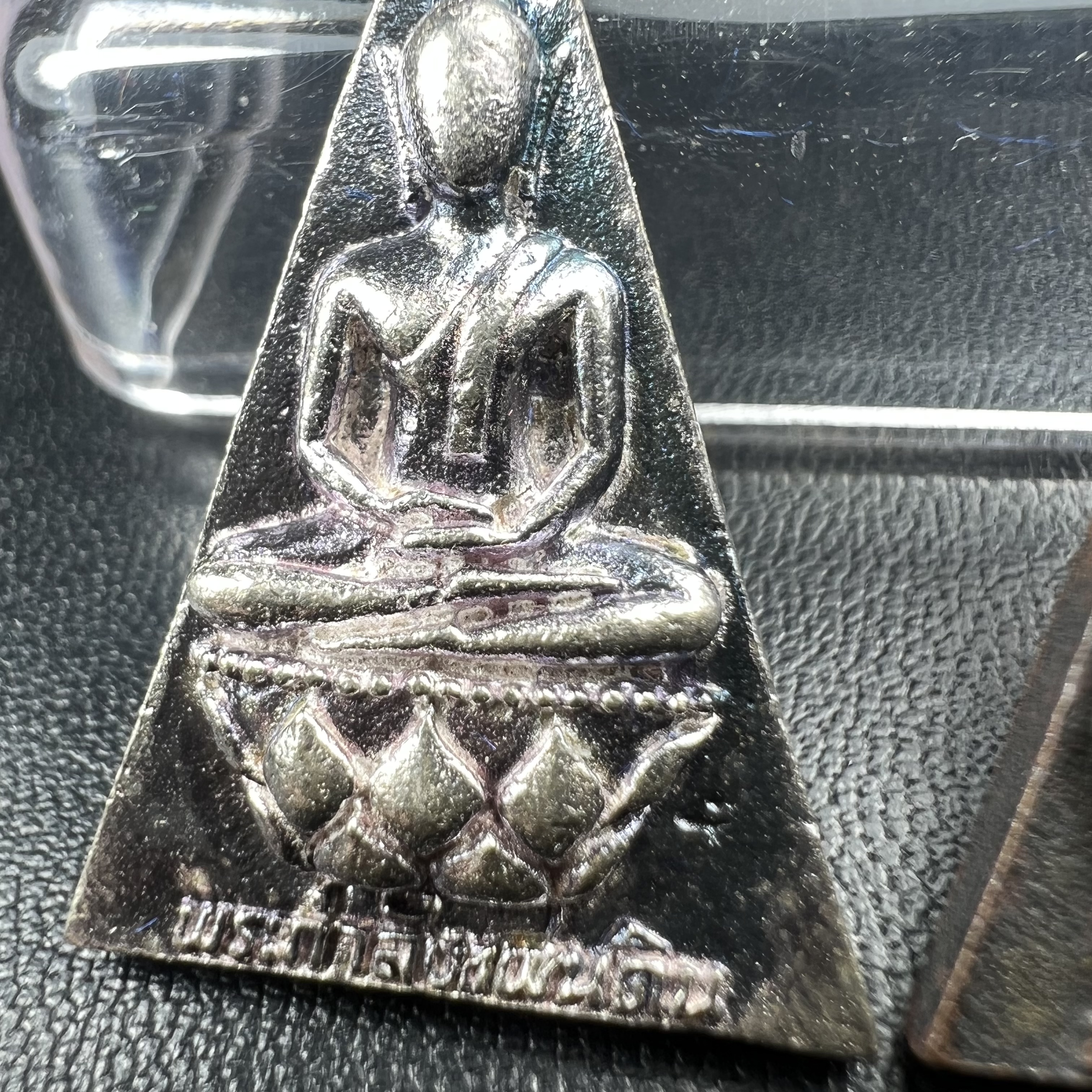 พระกำลังแผ่นดิน (สมเด็จจิตรลดา2) จัดสร้างเฉลิมพระเกียรติ ร.9 ครองราชย์ 50 ปี 2539 เนื้อเงิน(ผิวเดิมกลับดำ รุ้งๆสวย)+เนื้อนวโลหะ(สร้างน้อยหายาก)พร้อมกล่องบรรจุเดิมครบสมบูรณ์(1ใน2539องค์)