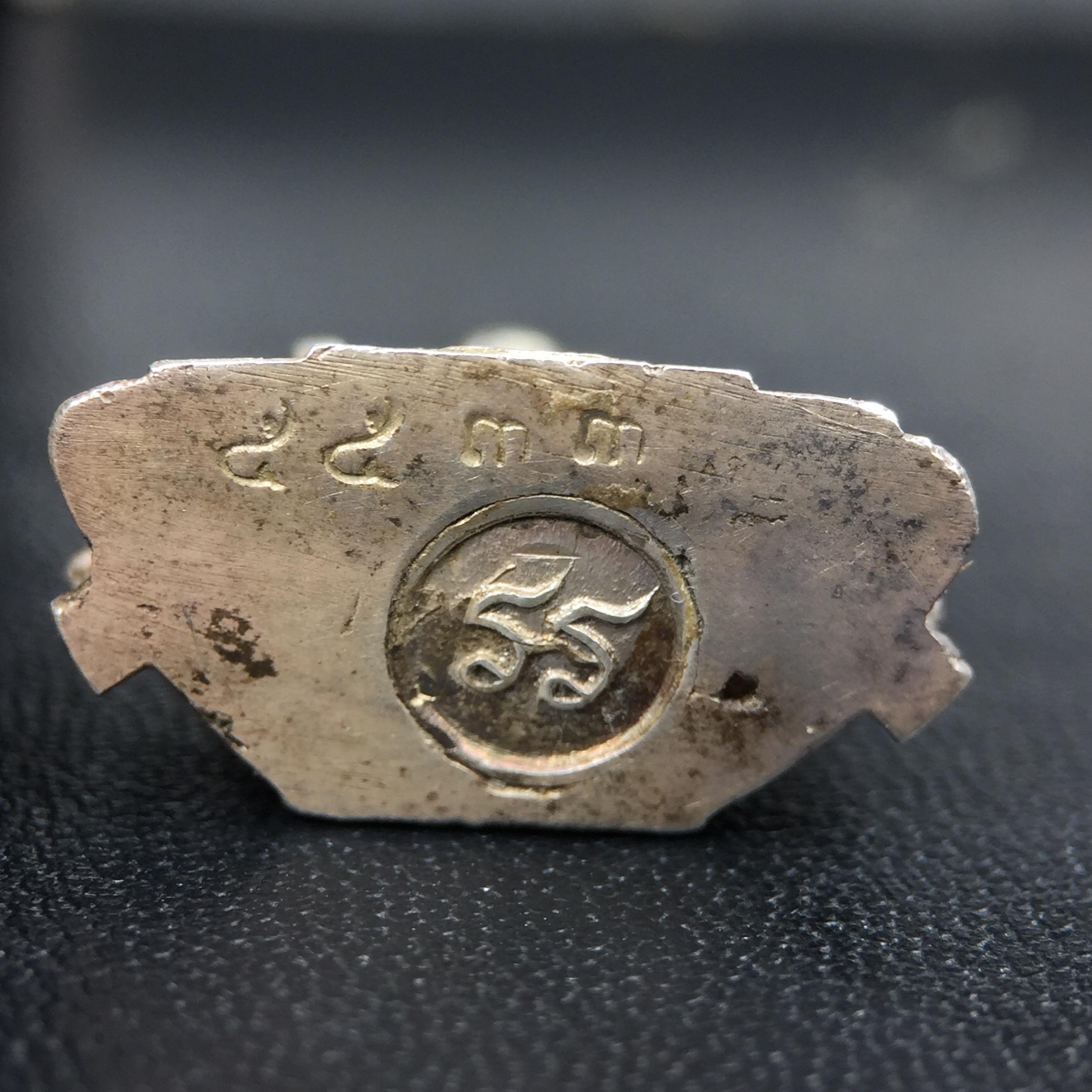 พระกริ่งพุทธชินราช รุ่นพระมาลาเบี่ยง ปี พ.ศ.2520 (รุ่นแรก รุ่นเดียว) วัดพระศรีรัตนมหาธาตุ พิษณุโลก ปี 2520 พิมพ์ใหญ่เนื้อเงิน(ผิวเดิมสวยติดรุ้งนิดๆผิวขึ้นน้ำทองสวยมีเสน่ห์ตามกาลเวลา)พิธีใหญ่ เกจิในยุคร่วมเสกมากมาย(องค์หมายเลขสวย เลขเบิ้น เลขคู่ ๕๕๓๓)