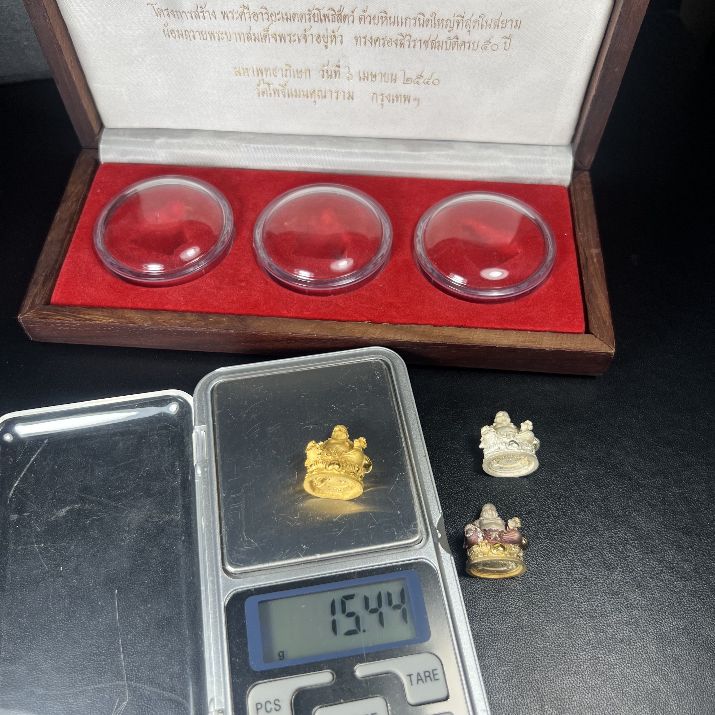 รูปหล่อลอยองค์ พระศรีอริยะเมตตรัยโพธิสัตว์(พระสังกัจจายน์)ชุดทองคำ(เนื้อทองคำ(15.44 กรัม)+เนื้อเงินสามกษัตริย์+เนื้อเงิน) โครงการสร้าง พระศรีอริยะเมตตรัยมหาโพธิสัตว์ น้อมถวายพระบาทสมเด็จพระเจ้าอยู่หัว ทรงครองศิริราชสมบัติครบ 50 ปี วัดโพธิ์แมนคุณาราม