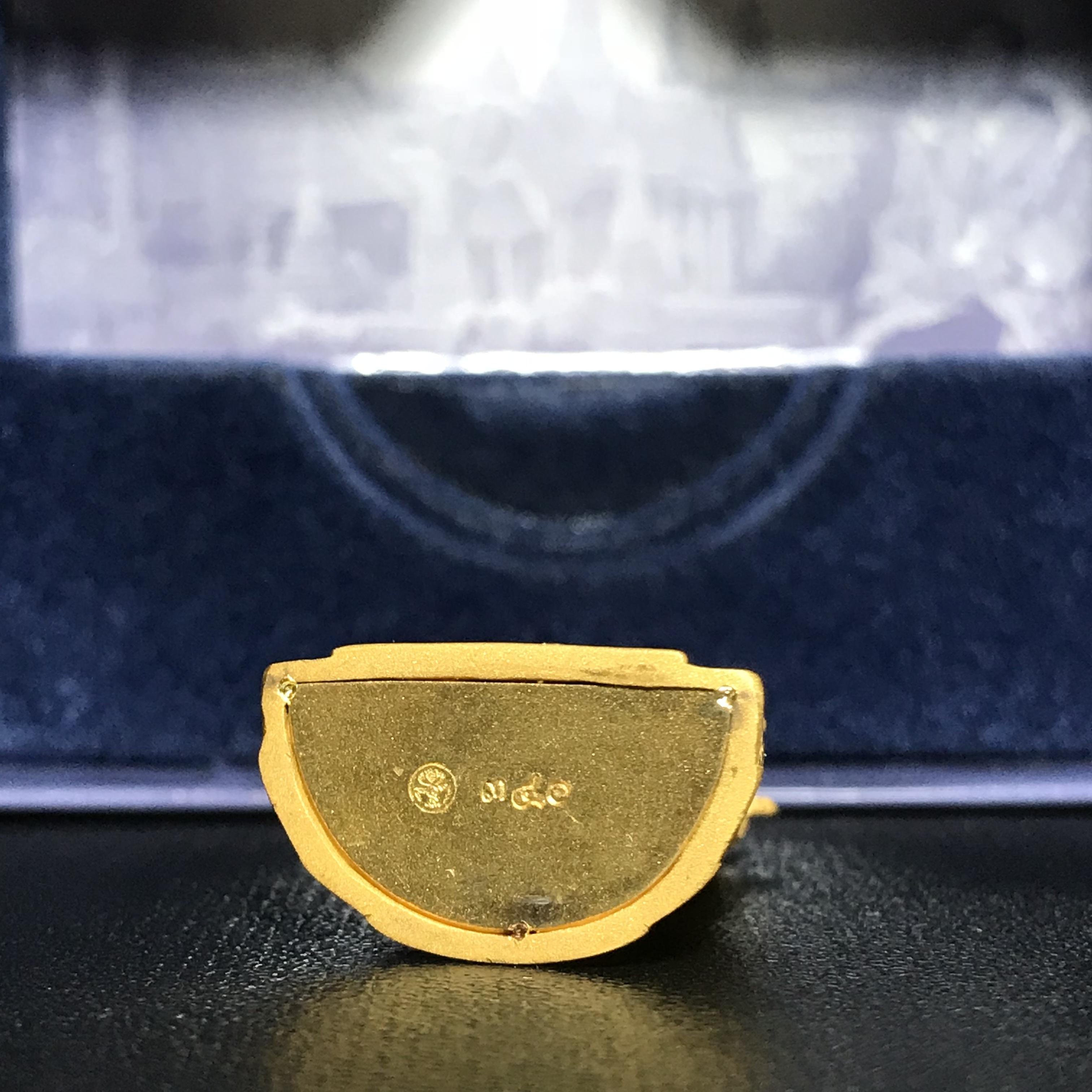 พระแก้วมรกต ภปร. ปี2547 จัดสร้างโดย รพ.ภูมิพลฯ เนื้อทองคำลอยองค์ หน้าตัก 1/2 นิ้ว(1ใน1000องค์)