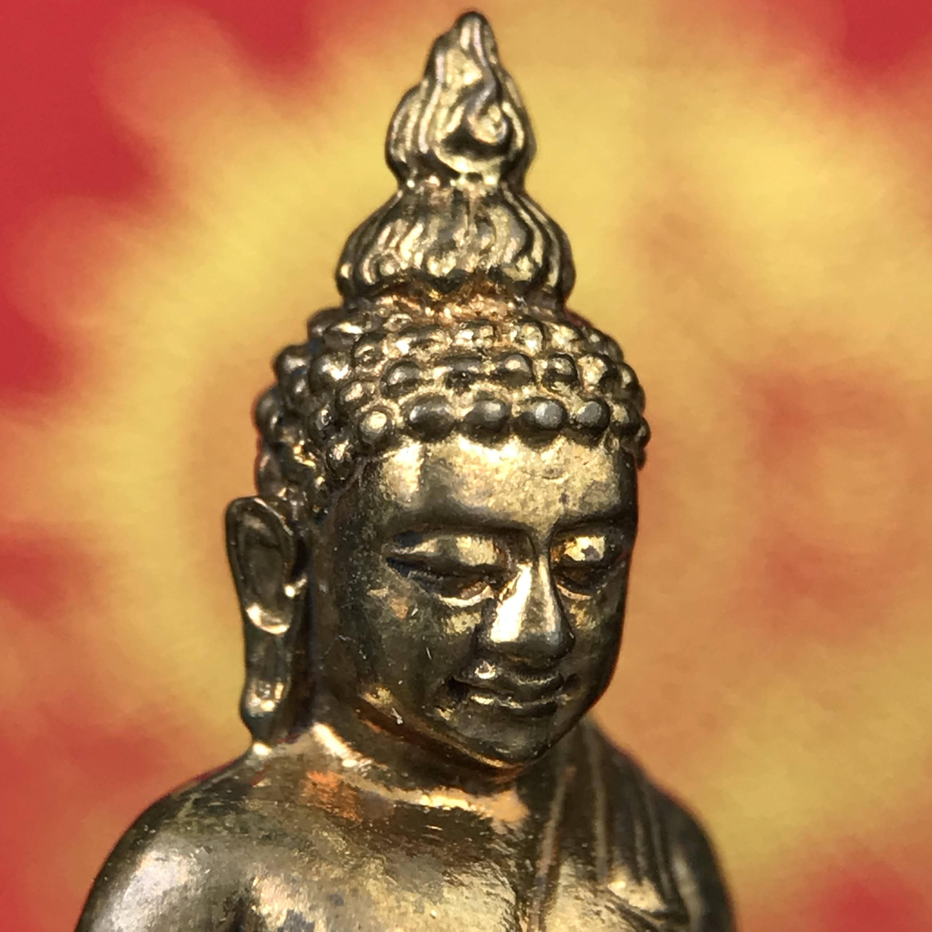 พระกริ่งไพรีพินาศ บรรจุเหล็กไหล ครั้งแรกและครั้งเดียวในประวัติศาสตร์ เฉลิมพระเกียรติ พระบาทสมเด็จพระเจ้าอยู่หัวรัชกาลที่9 พระชนมพรรษา 6 รอบ ปี2542 เนื้อสัมฤทธิ์(บรรจุเหล็กไหล)ดีนอก-ดีใน พิธีใหญ่ มวลสารเด่น(พิเศษกรรมการ ตอก 2 โค๊ต หมายเลข ๑๘๕๘)หายาก