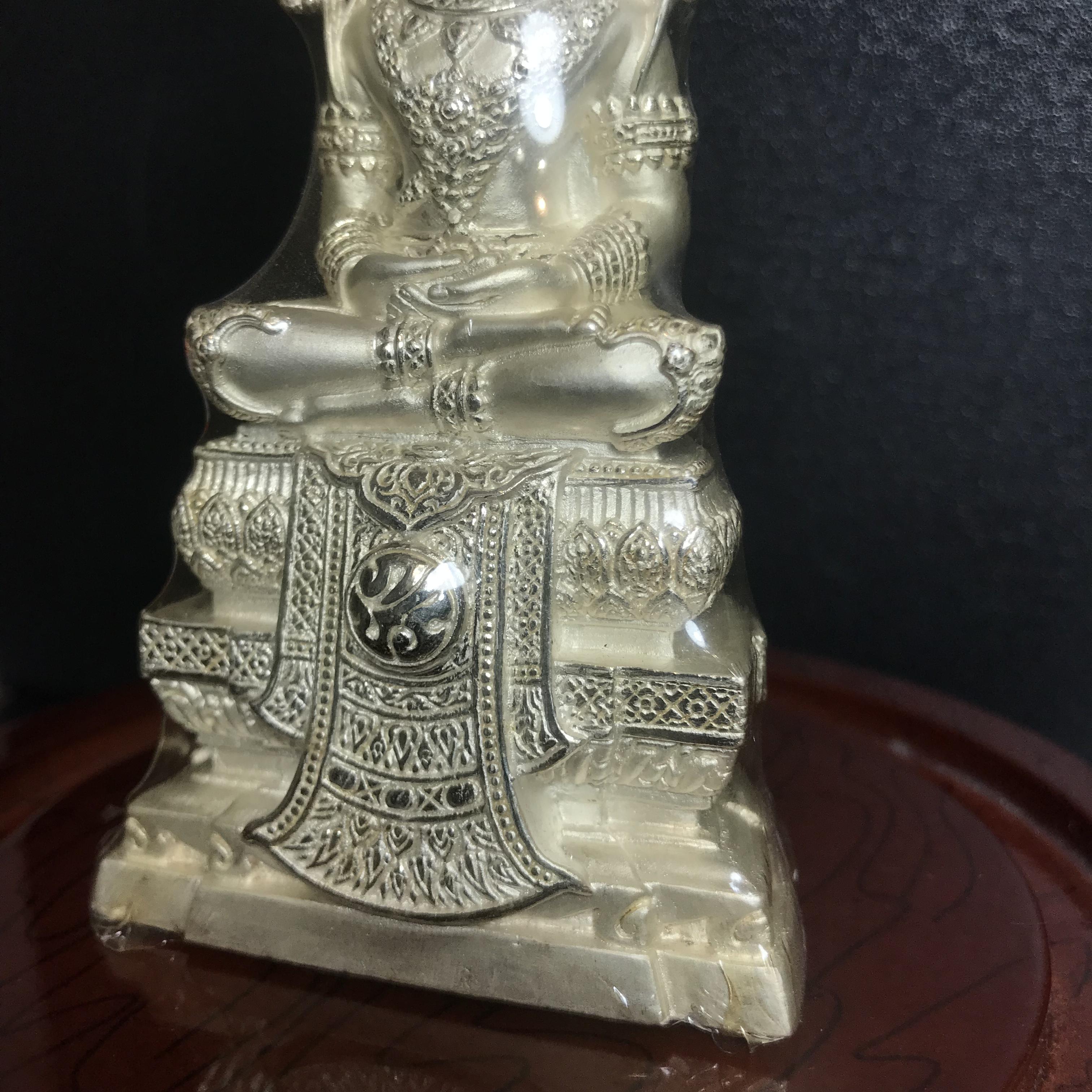 พระแก้วมรกต ภปร. ปี2547 จัดสร้างโดย รพ.ภูมิพลฯ เนื้อเงิน ลอยองค์ หน้าตัก 2 นิ้ว ครอบแก้วเดิม องค์พระซีนเดิมสวยคงสภาพเดิม(1ใน3000องค์)