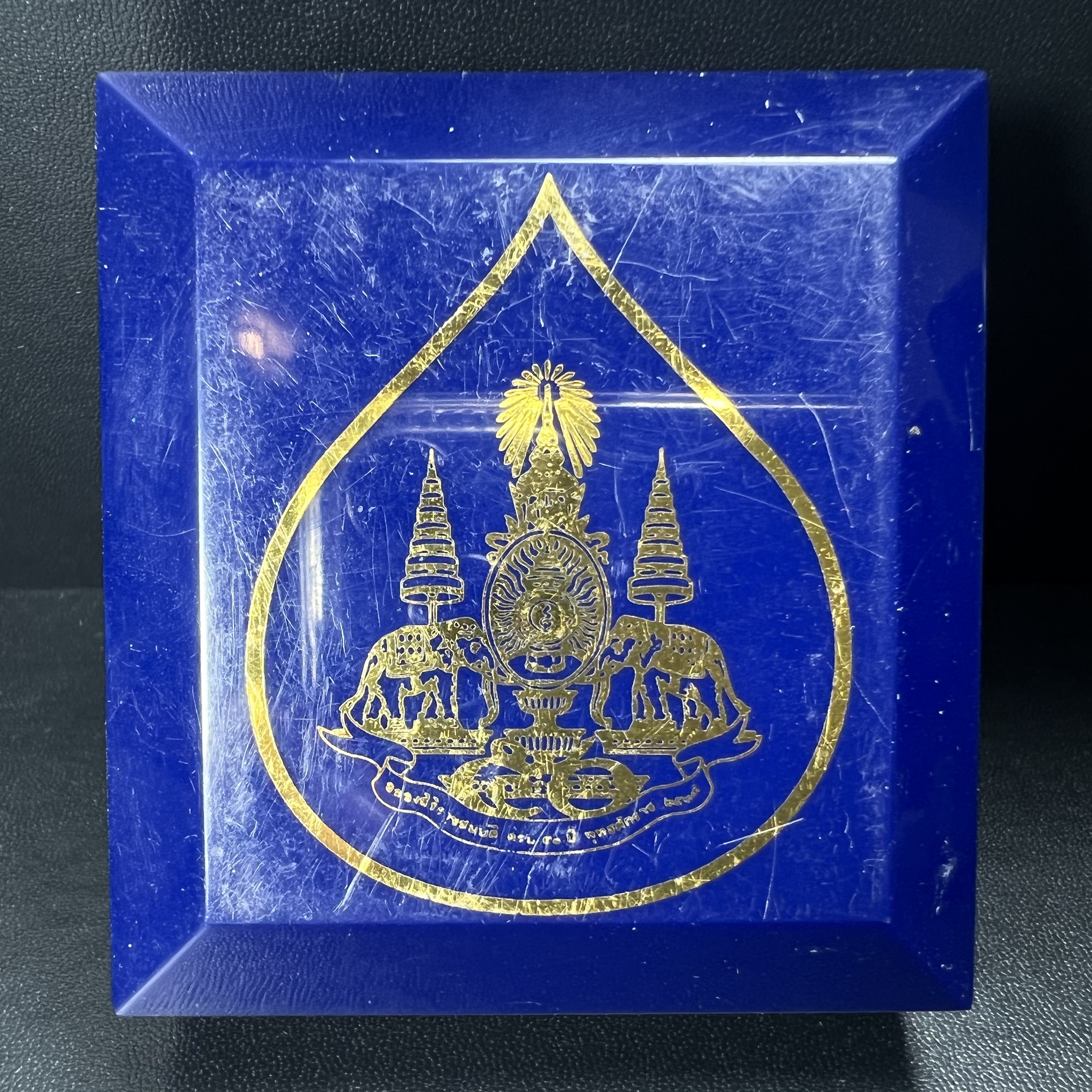 รูปหล่อลอยองค์ พระศรีอริยะเมตตรัยโพธิสัตว์(พระสังกัจจายน์)เนื้อเงินพ่นทรายขัดเงาบางส่วน โครงการสร้าง พระศรีอริยะเมตตรัยมหาโพธิสัตว์ น้อมถวายพระบาทสมเด็จพระเจ้าอยู่หัว ทรงครองศิริราชสมบัติครบ 50 ปี มหาพุทธาภิเษก วันที่ 6 เมษายน 2540 วัดโพธิ์แมนคุณาราม