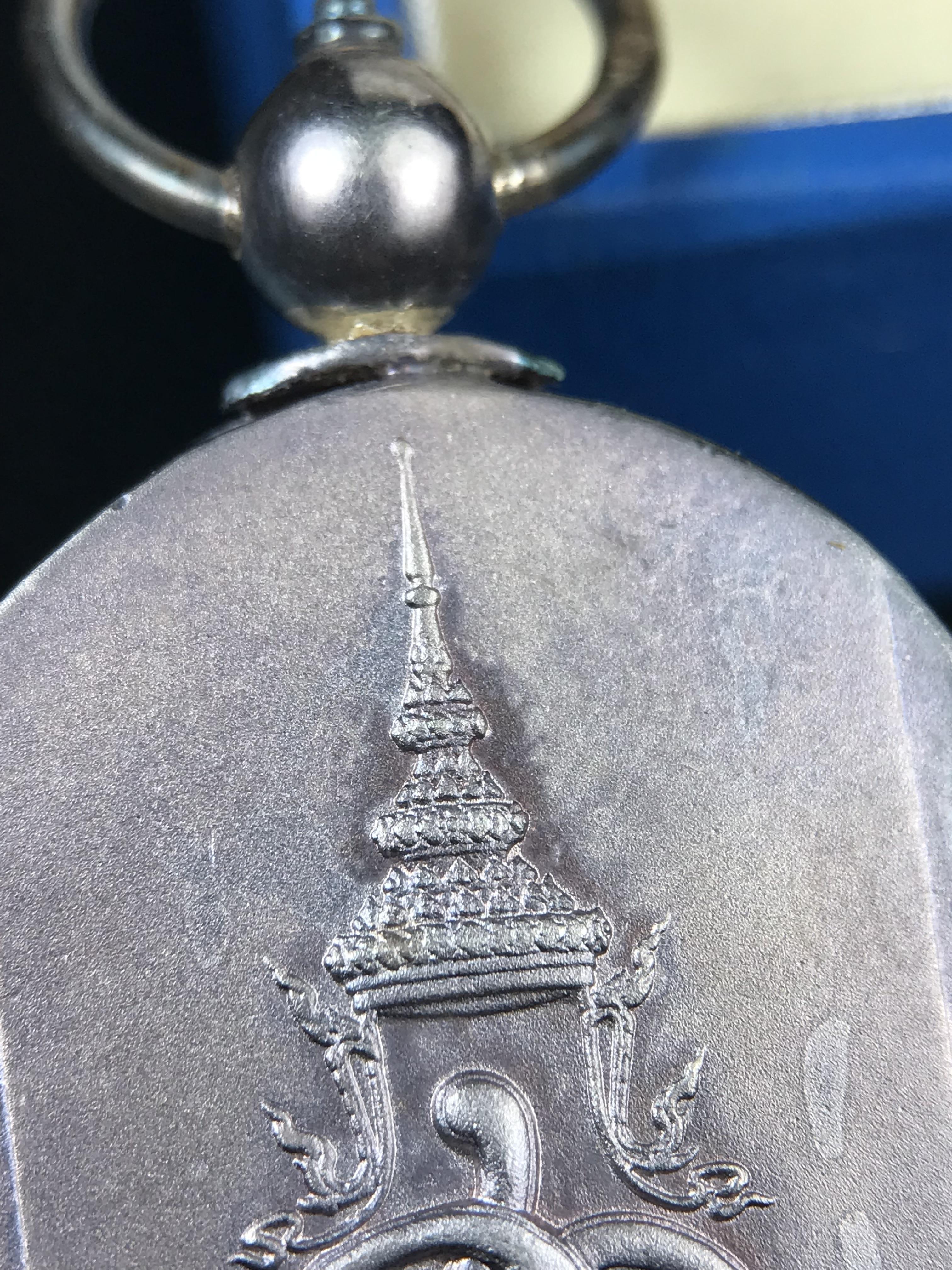 เหรียญหลวงปู่ทวด พระนามาภิไธย สก. แบบงานฉลุโบราณ(HAND MADE) ปี 2544 เนื้อเงิน(ผิวเดิมขึ้นสีรุ้งออกม่วงธรรมชาติสวยมาก) พิธีปลุกเสก ณ อุโบสถวัดช้างให้ และ พิธีมังคลาภิเษก ณ พระอุโบสถ วัดพระศรีรัตนศาสดาราม(วัดพระแก้ว) (1 ใน 2000 เหรียญ)พบเจอน้อยหายากมาก