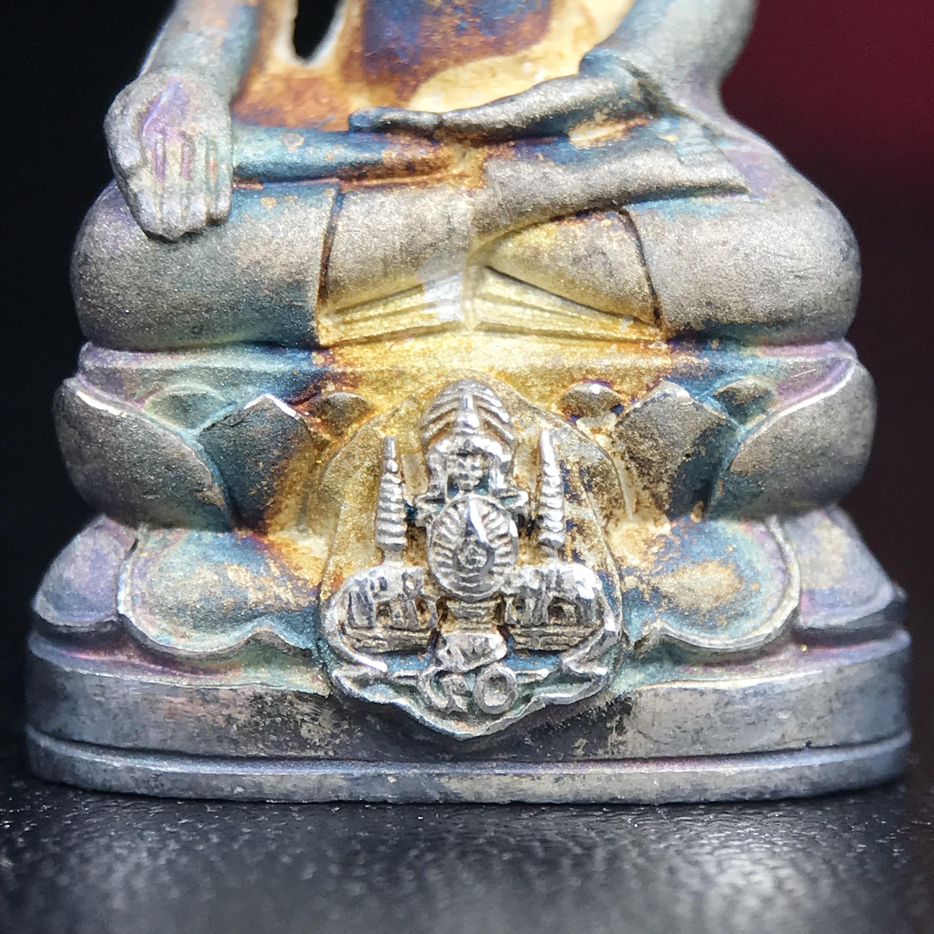 พระกริ่งไพรีพินาศ ตรากาญจนาภิเษก วัดบวรนิเวศวิหาร ที่ระลึกในหลวงรัชกาลที่9 ครองสิริราชสมบัติครบ 50ปี เนื้อเงิน(สภาพผิวเดิมขึ้นสีรุ้งธรรมชาติสวยแบบนิยม)(เสน่ห์พระเนื้อเงินสีสันที่ธรรมชาติสรรค์สร้าง)เข้มขลังทรงอานุภาพยิ่งใหญ่ กำราบศัตรูพ่ายสิ้น พระไพรีพินาศ