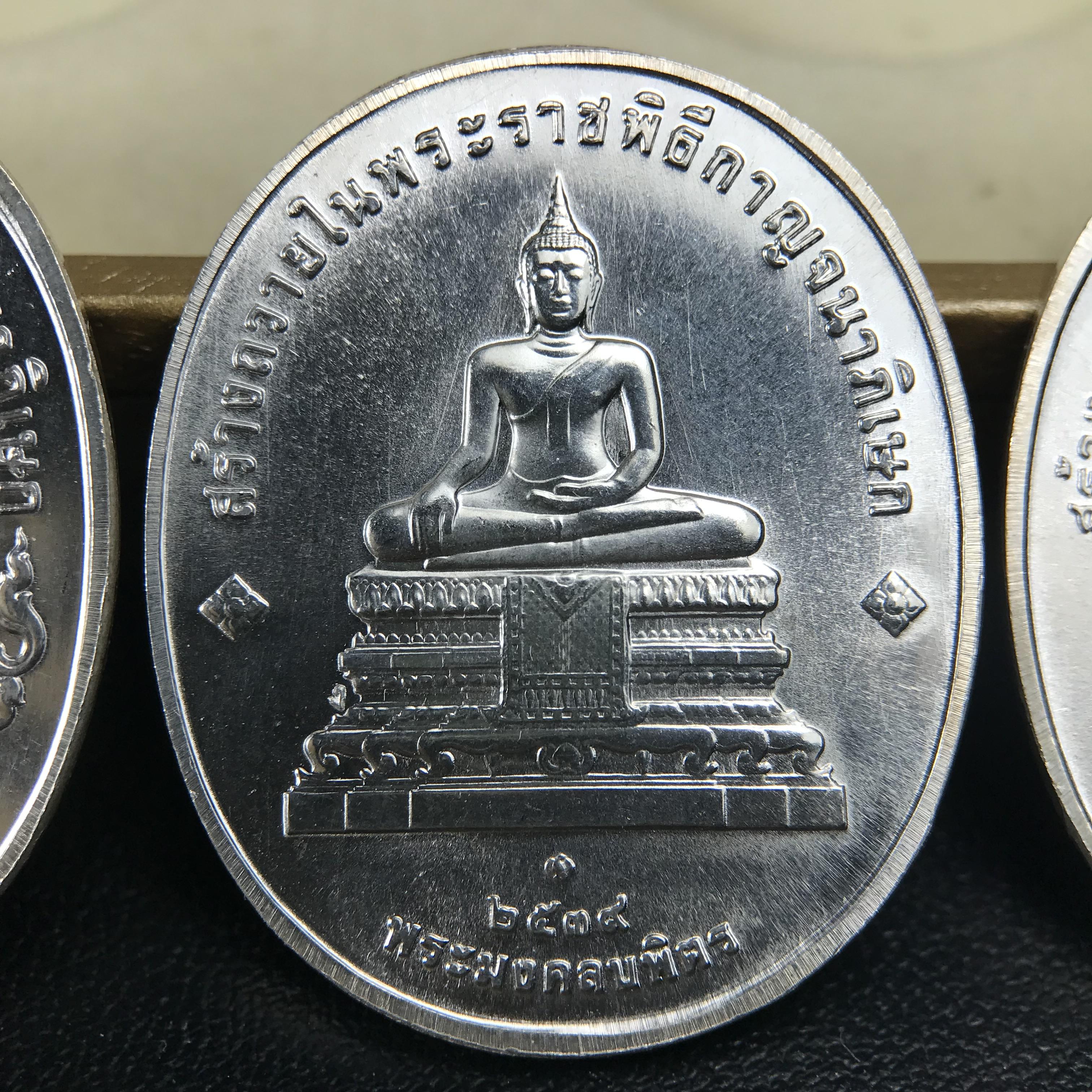 ชุดเหรียญพระพุทธปัญจภาคี ปี 2539 ครบชุด 5 เหรียญ พิมพ์ใหญ่ขนาดสูง 3 ซม. เนื้อเงิน โค๊ต ง.(เงิน) บล็อกกษาปณ์ พร้อมกล่องบรรจุซีนซองเดิมครบสภาพสวย เนื่องในมหามงคลวโรกาสที่ในหลวงรัชกาลที่ 9 ทรงครองสิริราชสมบัติครบ 50ปี พิธีใหญ่ ณ พระอุโบสถวัดพระแก้ว