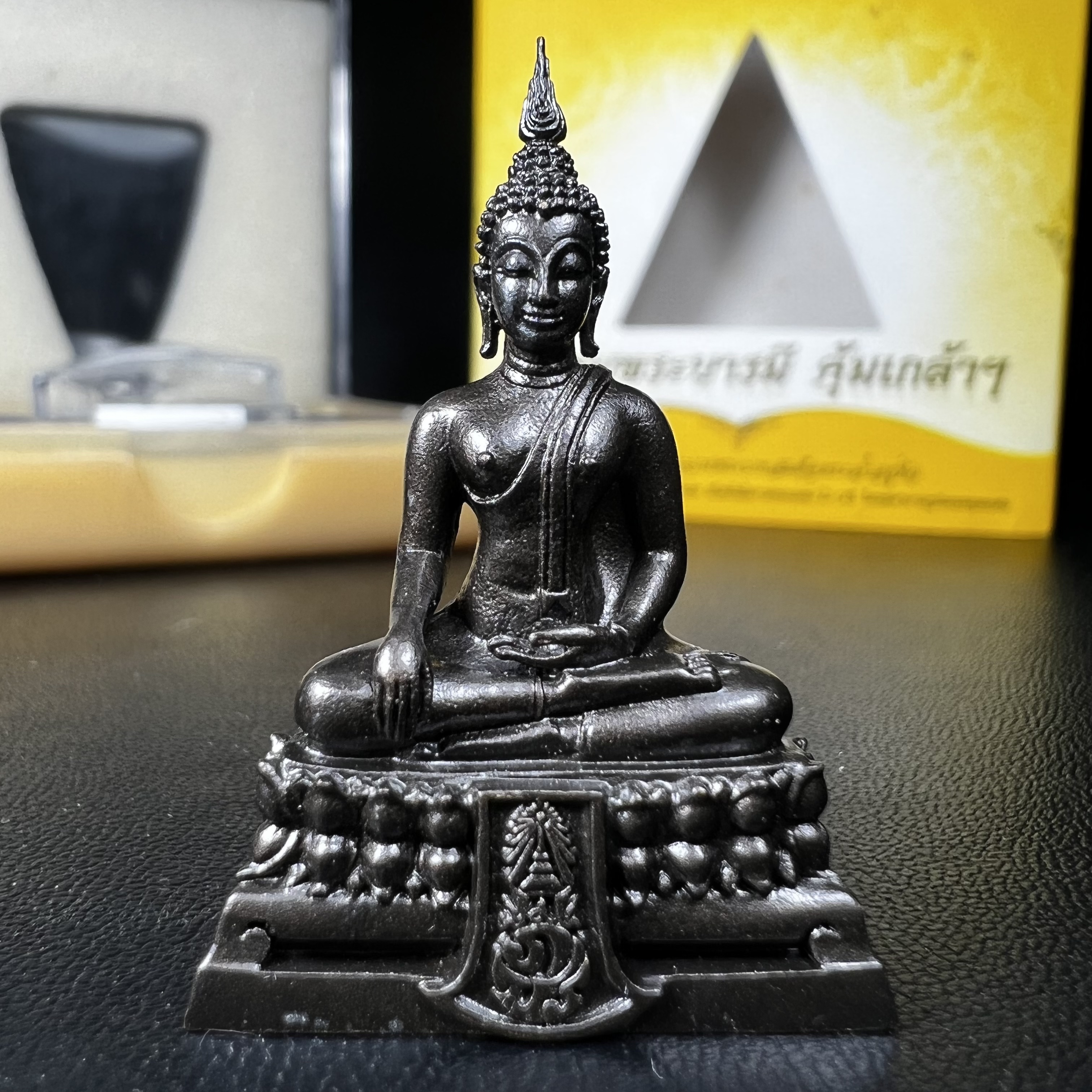 พระพุทธรูปคุ้มเกล้าฯ ภปร.(ใต้ร่มพระบารมี คุ้มเกล้า) 60ปี รพ.ภูมิพลฯ พ.ศ.2552 เนื้อนวโลหะ รมดำ(พิมพ์ใหญ่ขนาด 35.5*24 มม.)