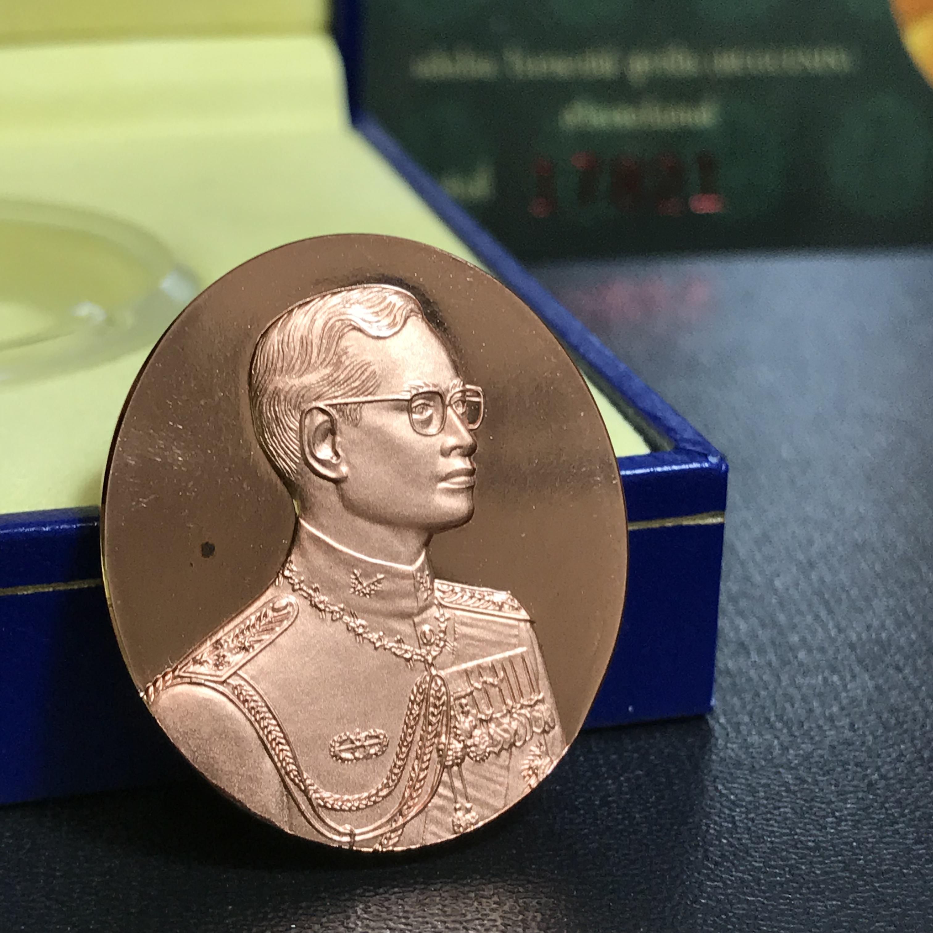 เหรียญแห่งศรัทธา ร.9 ที่ระลึก50 ปีแพทย์ศาสตร์ จุฬาฯ ปี2540 เนื้อทองแดงกล่องบรรจุการ์ดรับรองเดิมครบสมบูรณ์