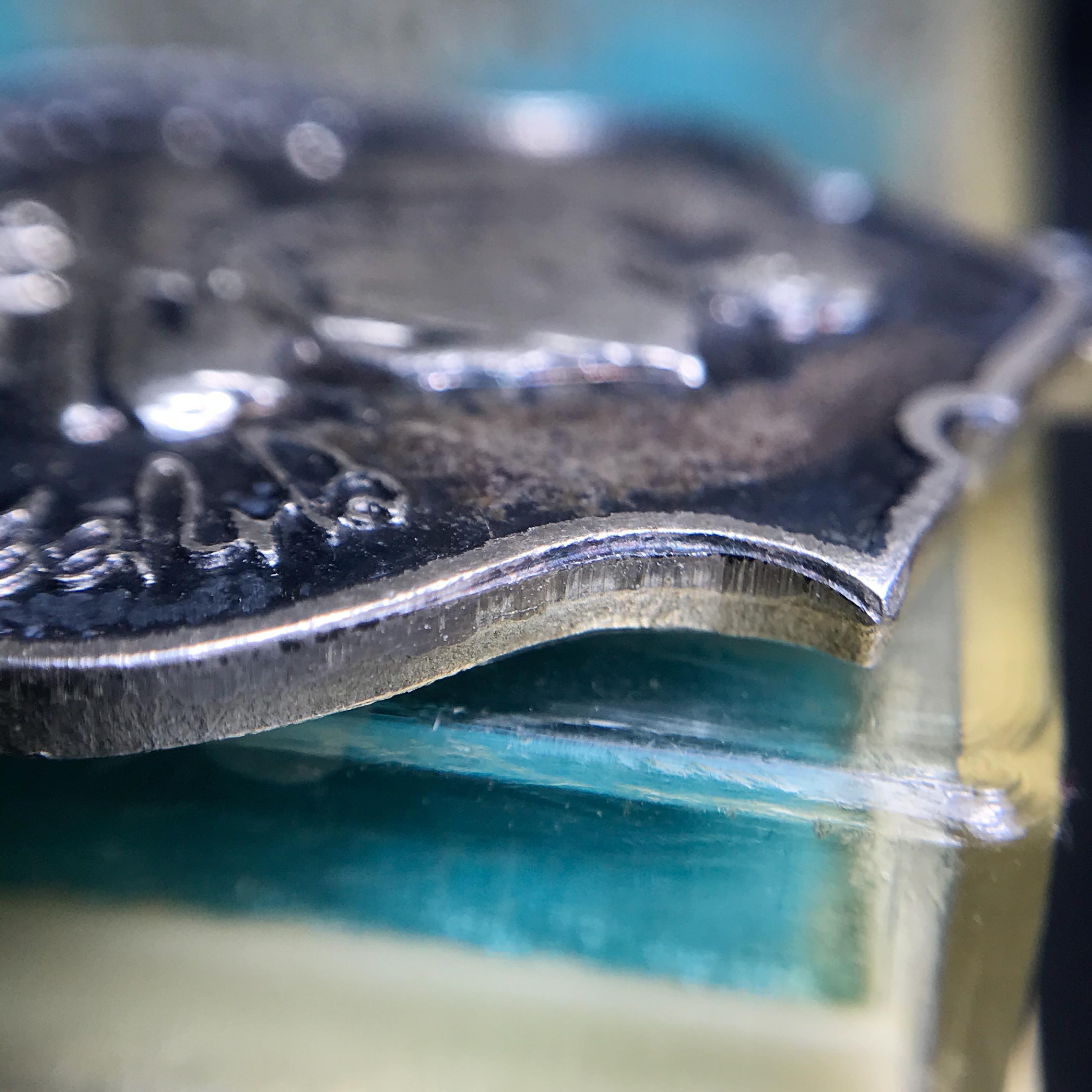 เหรียญในหลวงทรงผนวช กองทัพภาคที่3 ปี2517 เนื้อเงิน(ในหลวงรัชกาลที่9เสด็จในพิธี)(คัดสภาพสวย ผิวเดิม เส้นวงเดือนวิ่งคมชัด สวยมาก)(1ใน2000เหรียญ)