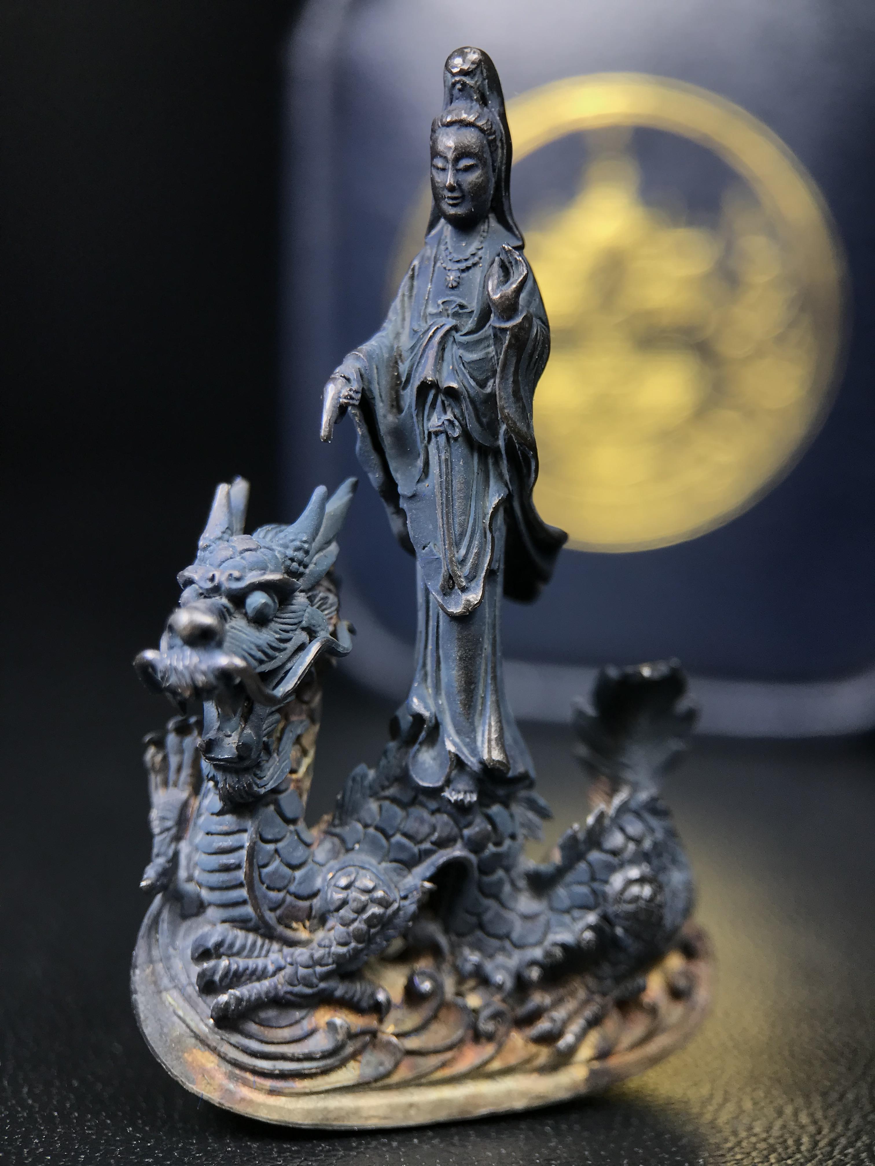 รูปหล่อลอยองค์พระโพธิสัตว์กวนอิม ทรงประทับมังกร จ.ระนอง ปี 2539 เนื้อเงิน พิมพ์ใหญ่(ผิวกลับดำทูโทนเข้มขลังสวยงามมีเสน่ห์)(สภาพผิวเดิม)(เสน่ห์พระเนื้อเงินสีสันที่ธรรมชาติสรรค์สร้าง)เฉลิมฉลองในวโรกาสที่พระบาทสมเด็จพระเจ้าอยู่หัวทรงครองสิริราชสมบัติครบ50ปี