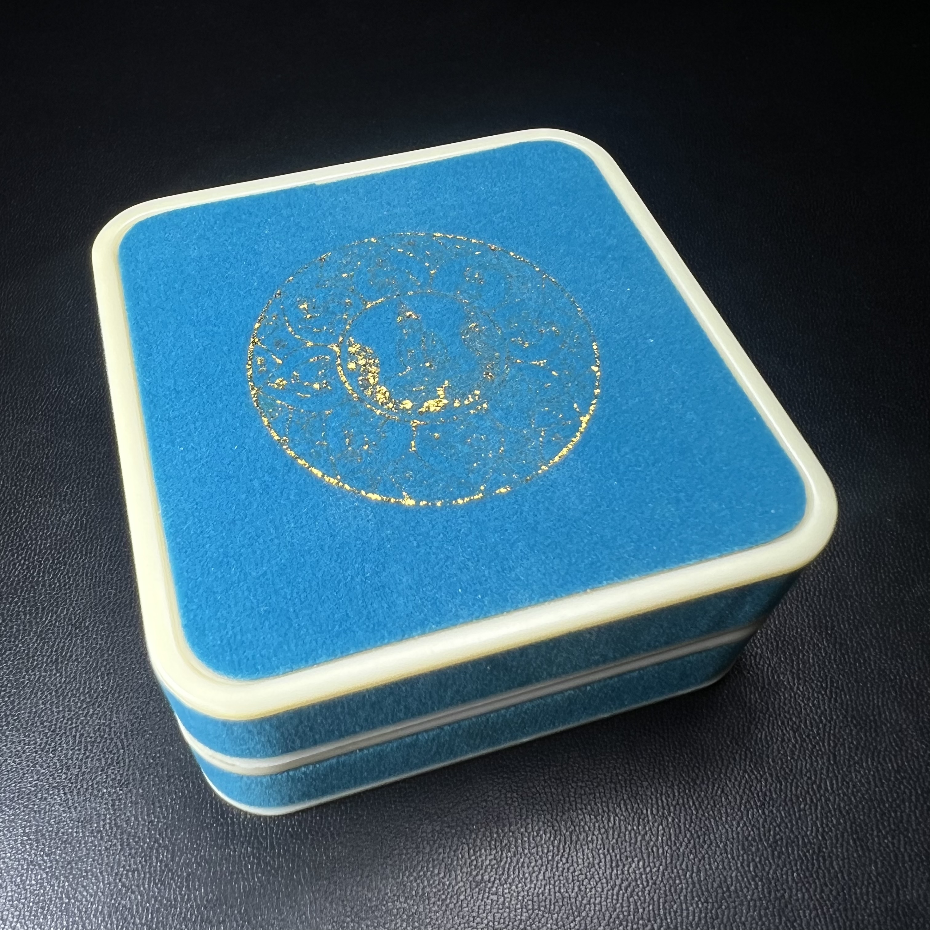 เหรียญหลวงพ่อโสธร รุ่นดวงชะตาคู่ชีวิต พิธีมหาจักรพรรดิตราธิราชครั้งยิ่งใหญ่ พิธีสวดนพเคราะห์เพื่อความเป็นสิริมงคล ปี 2547 ณ พระอุโบสถวัดโสธรวรารามวรวิหาร จ.ฉะเชิงเทรา เนื้อเงินลงยาราชาวดี ขนาด 3.2 ซม.พร้อมกล่องบรรจุเดิมสภาพสวยครบสมบูรณ์