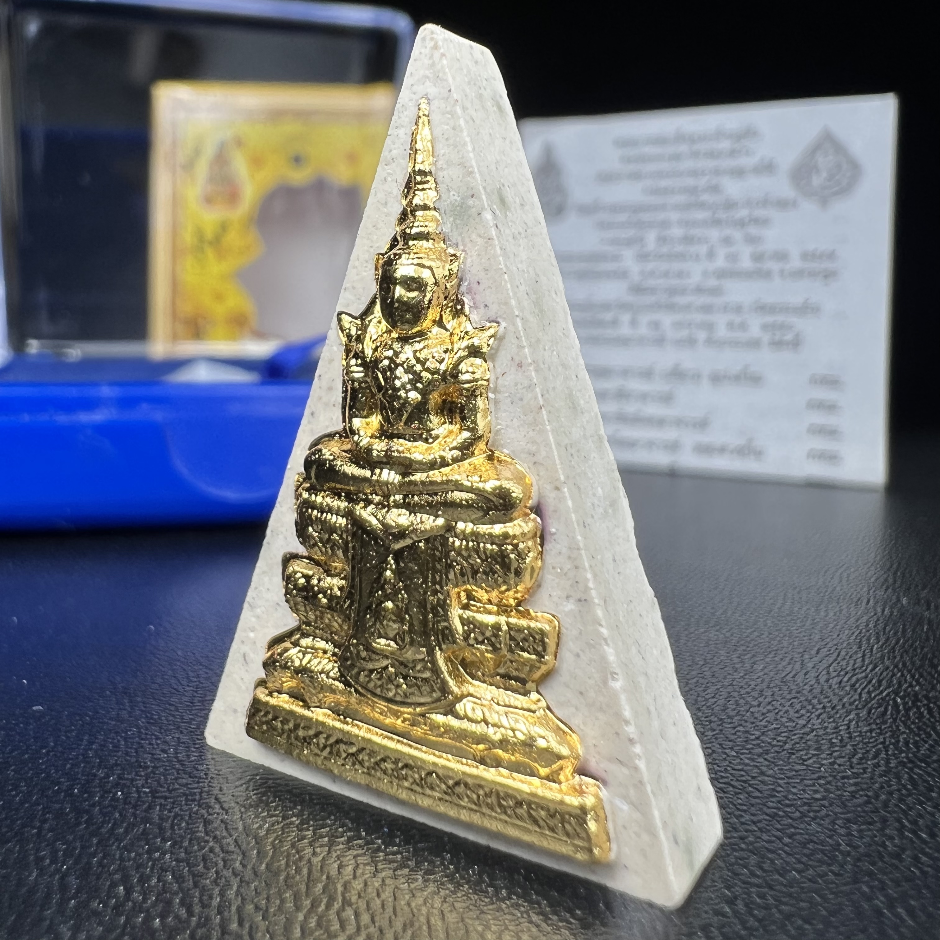 พระแก้วมรกต(จำลอง)ทรงเครื่องฤดูร้อน พระผงบูชา ด้านหน้าปิดทอง ด้านหลังตราสัญลักษณ์ฉลองสิริราชสมบัติครบ 60ปี เนื้อเงินขึ้นสีรุ้งธรรมชาติสร้างสรรค์งดงาม(รุ่นนี้ได้พระราชทานเส้นพระเจ้า(เส้นผม)รัชกาลที่9ในการจัดสร้าง)