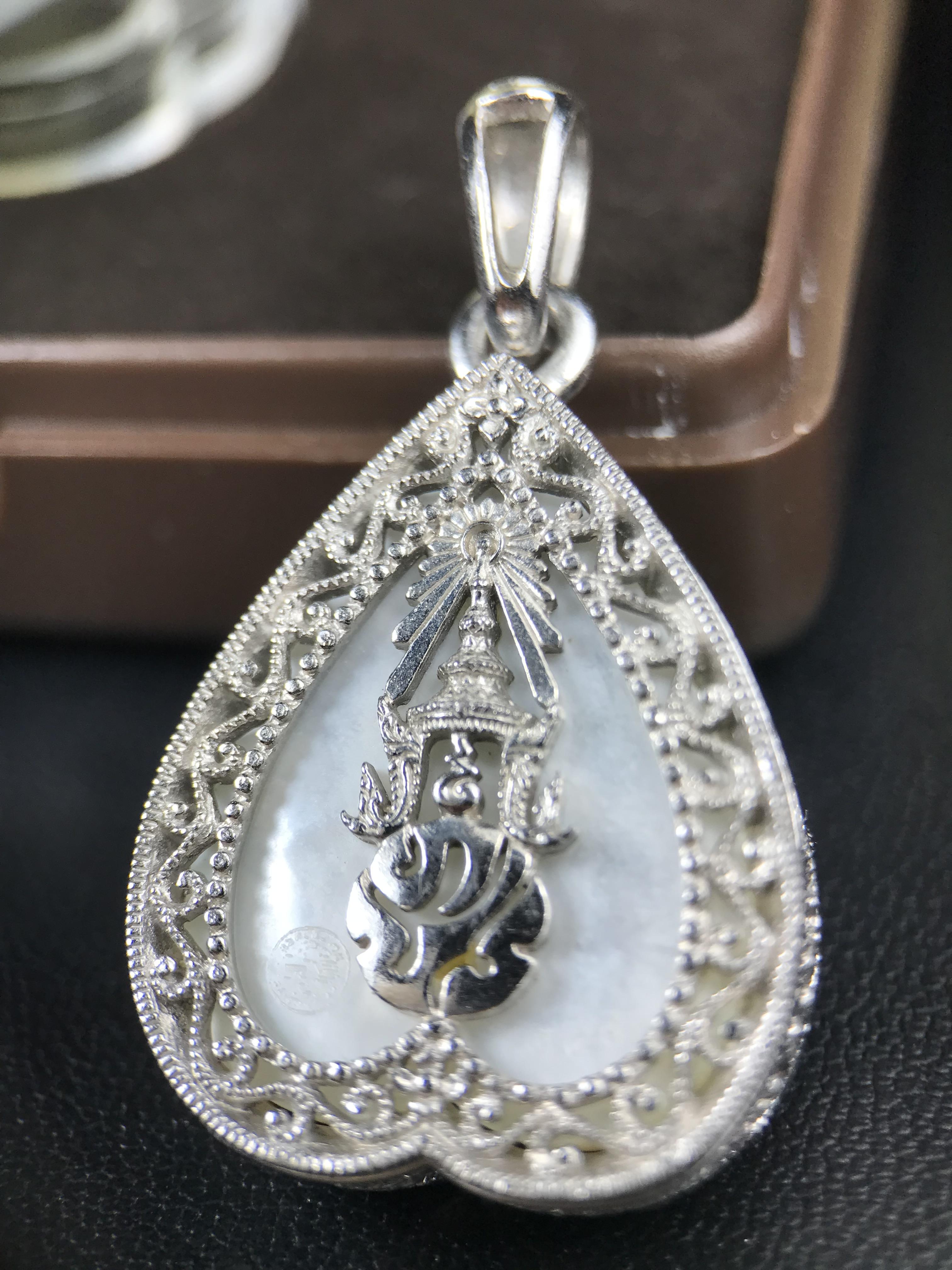 พระพุทธชินราช ภปร. โครงการ "เพราะแผ่นดินนี้ คือ แผ่นดินเกิด" ปี 2548(รุ่นแรก) เหรียญทรงใบโพธิ์ ขนาด 21 x 29 มม. เนื้อเงินสามกษัตริย์ องค์พระชุบสามกษัตริย์ ล้อมด้วยกรอบเงินชุบทองคำขาวสลักเสลาเป็นลวดลายละเอียดอ่อน ส่วนพื้นองค์พระเป็นเปลือกหอยมุข