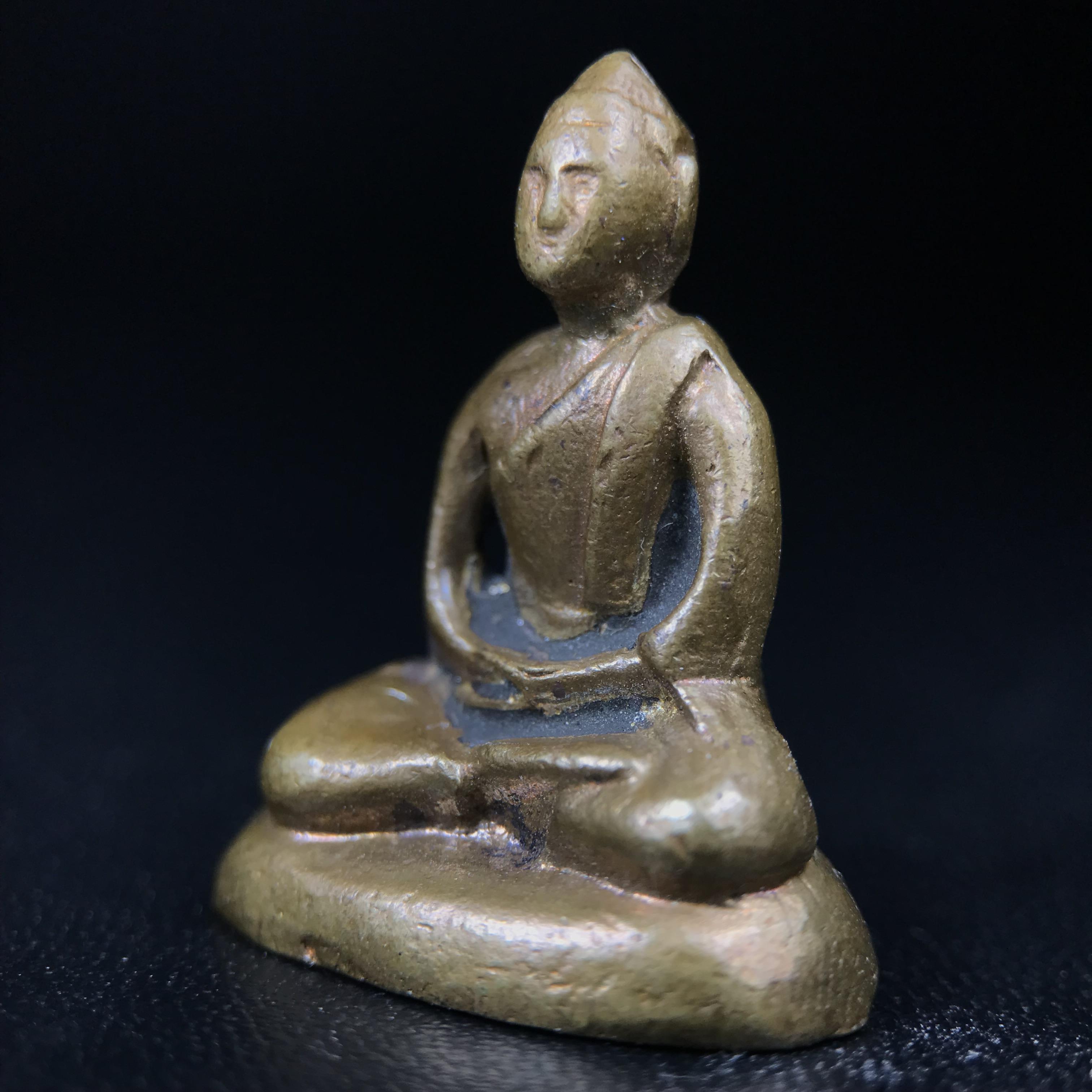 พระกริ่งฝีพระหัตถ์สมเด็จย่า ขนาดห้อยบูชาขนาดเล็ก จัดสร้างขึ้นเนื่องในวาระครบ 6 รอบ เมื่อวันที่21 ตุลาคม พ.ศ.2515(ในหลวงรัชกาลที่ 9 เสด็จพระราชดำเนินทรงเททอง)ปลุกเสกยิ่งใหญ่ เกจิ 108 รูป ร่วมปลุกเสก คัดสภาพสวยแบบนี้พบเจอน้อยมาก หมายเลขต้นๆหลักร้อย หายากมาก