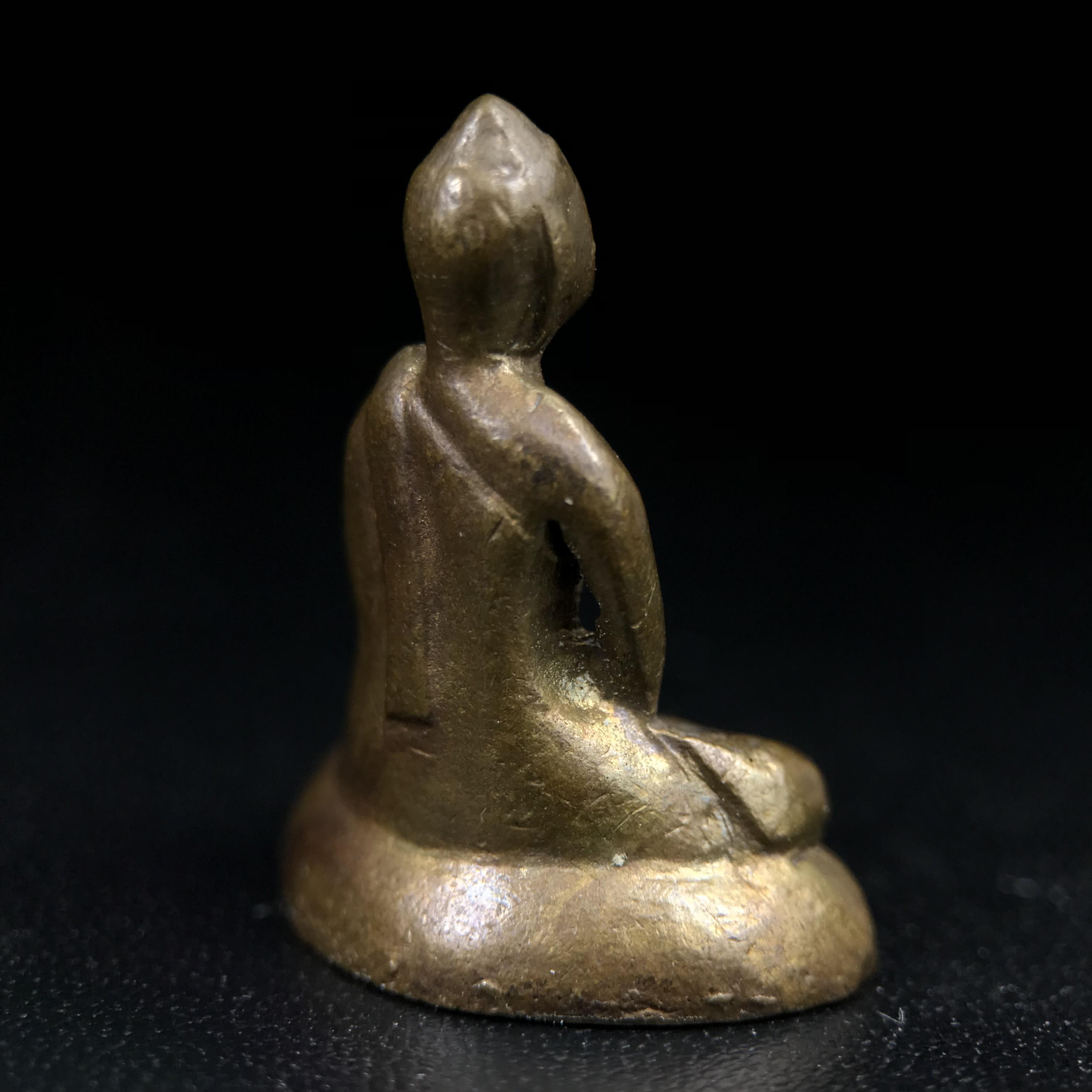 พระกริ่งฝีพระหัตถ์สมเด็จย่า ขนาดห้อยบูชาขนาดเล็ก จัดสร้างขึ้นเนื่องในวาระครบ 6 รอบ เมื่อวันที่21 ตุลาคม พ.ศ.2515(ในหลวงรัชกาลที่ 9 เสด็จพระราชดำเนินทรงเททอง)ปลุกเสกยิ่งใหญ่ เกจิ 108 รูป ร่วมปลุกเสก คัดสภาพสวยแบบนี้พบเจอน้อยมาก หมายเลขต้นๆหลักร้อย หายากมาก