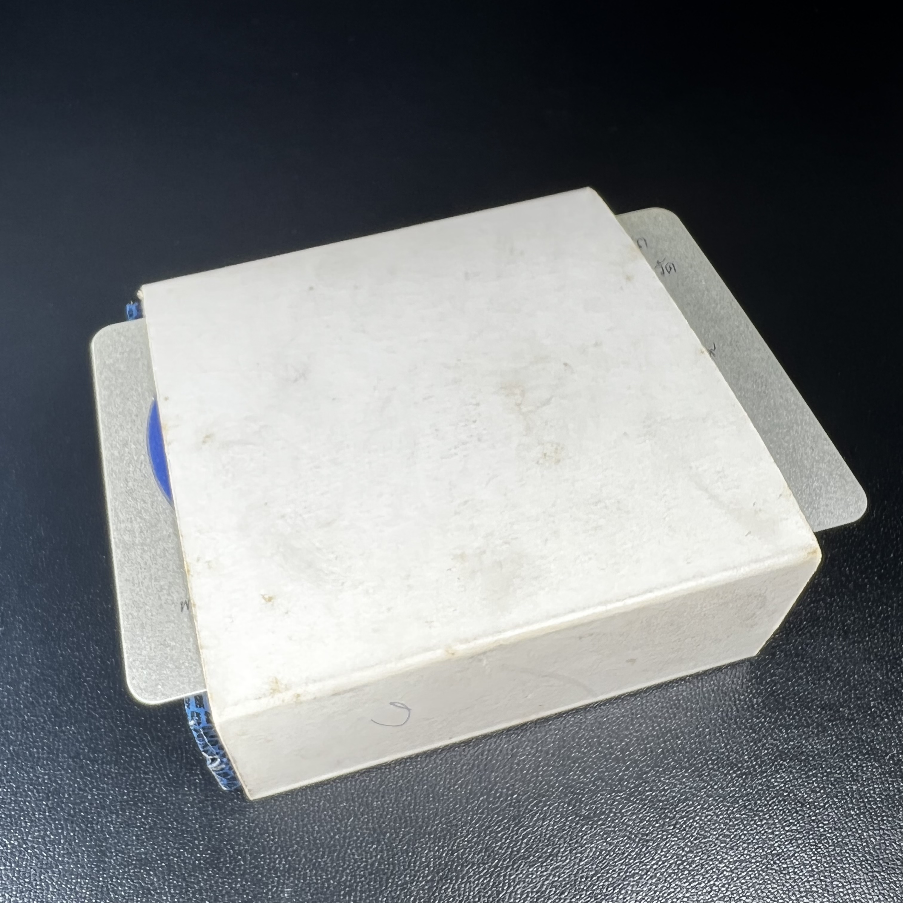 พระพุทธโสธร(หลวงพ่อโสธร) รุ่นสร้างอุโบสถ ปี2539 เนื้อเงินสามกษัตรย์ พิมพ์แปดเหลี่ยม(หายาก) สภาพสวยผิวเดิมซีนซองเดิมกล่องบรรจุการ์ดใบรับรองเดิมครบสมบูรณ์