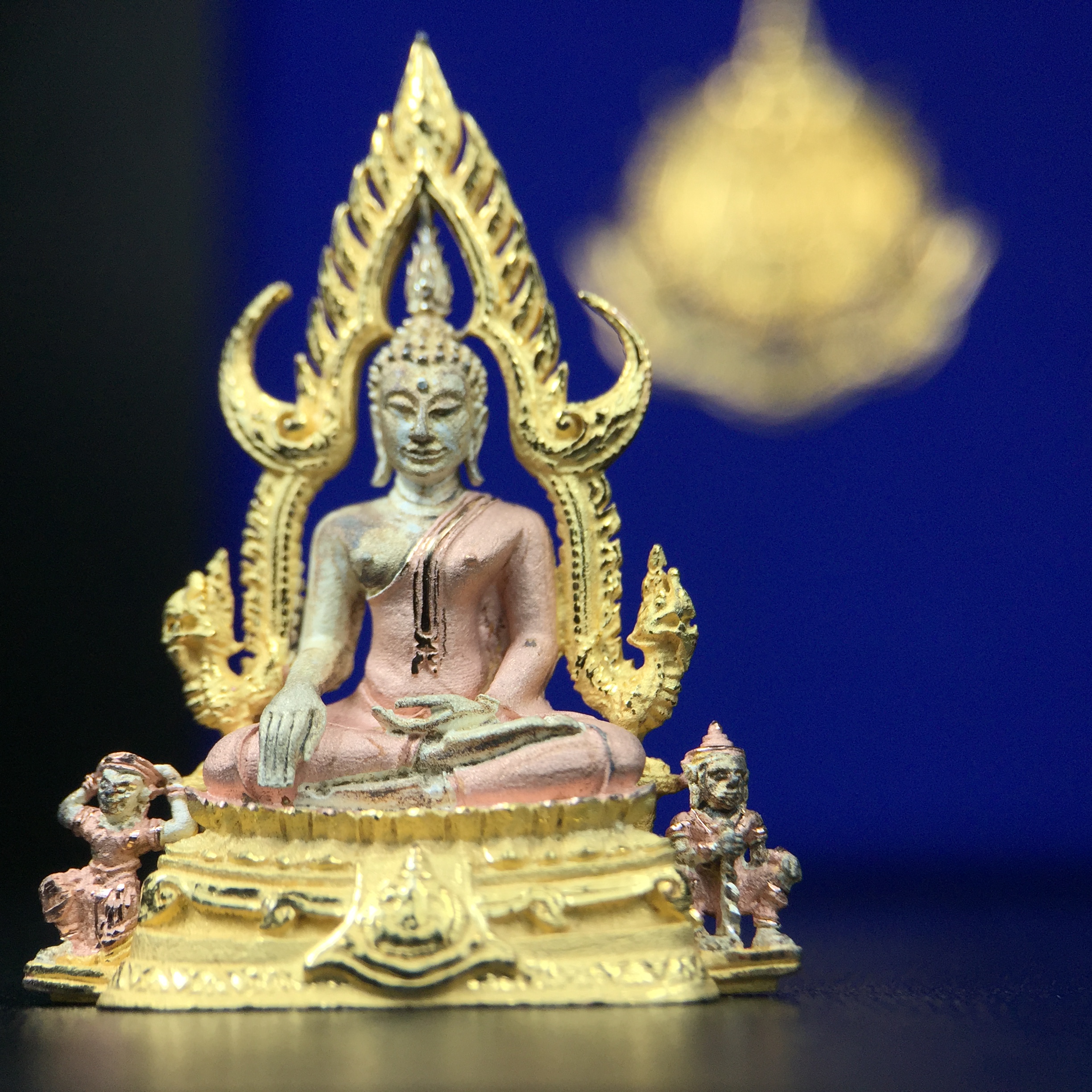 พระพุทธชินราช ภปร. ในวโรกาสพระราชพิธีมหามงคล เฉลิมพระชนมายุ6รอบ 5ธันวาคม2542 มูลนิธิพิทักษ์ดวงตาประชาชน จัดสร้าง เนื้อเงินบริสุทธิ์ 99.9% แบบสามกษัตริย์ขัดเงาบางส่วน พิมพ์ใหญ่ ขนาดสูง 3.4 ซม. พร้อมกล่องบรรจุเดิม