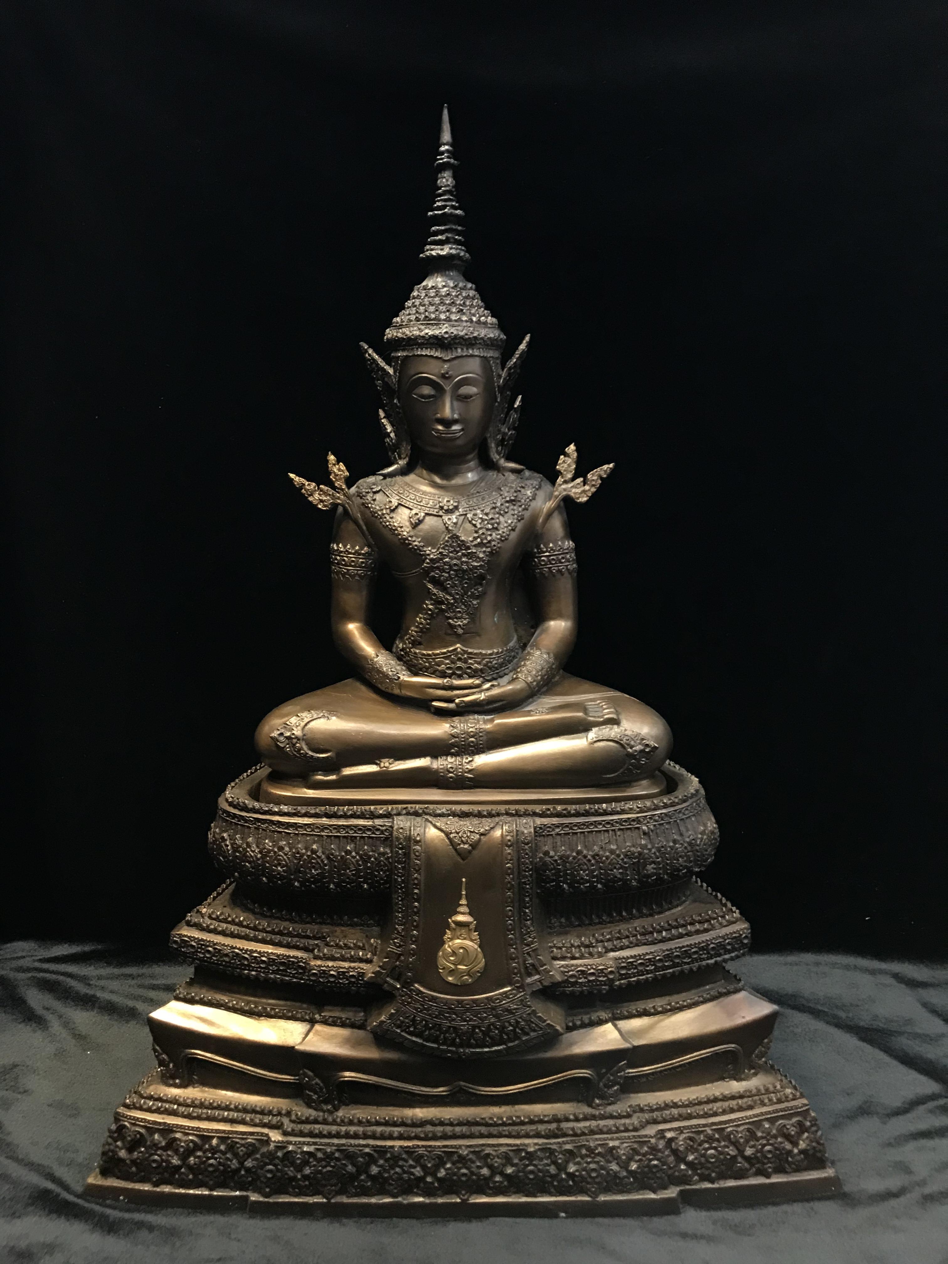 พระพุทธรูปทรงเครื่องจักรพรรดิ(พระแก้วมรกต) ภปร มหามงคลเฉลิมพระชนมพรรษา 84 พรรษา ปี2554 ขนาดหน้าตัก 9นิ้ว(หายาก1ใน500องค์)