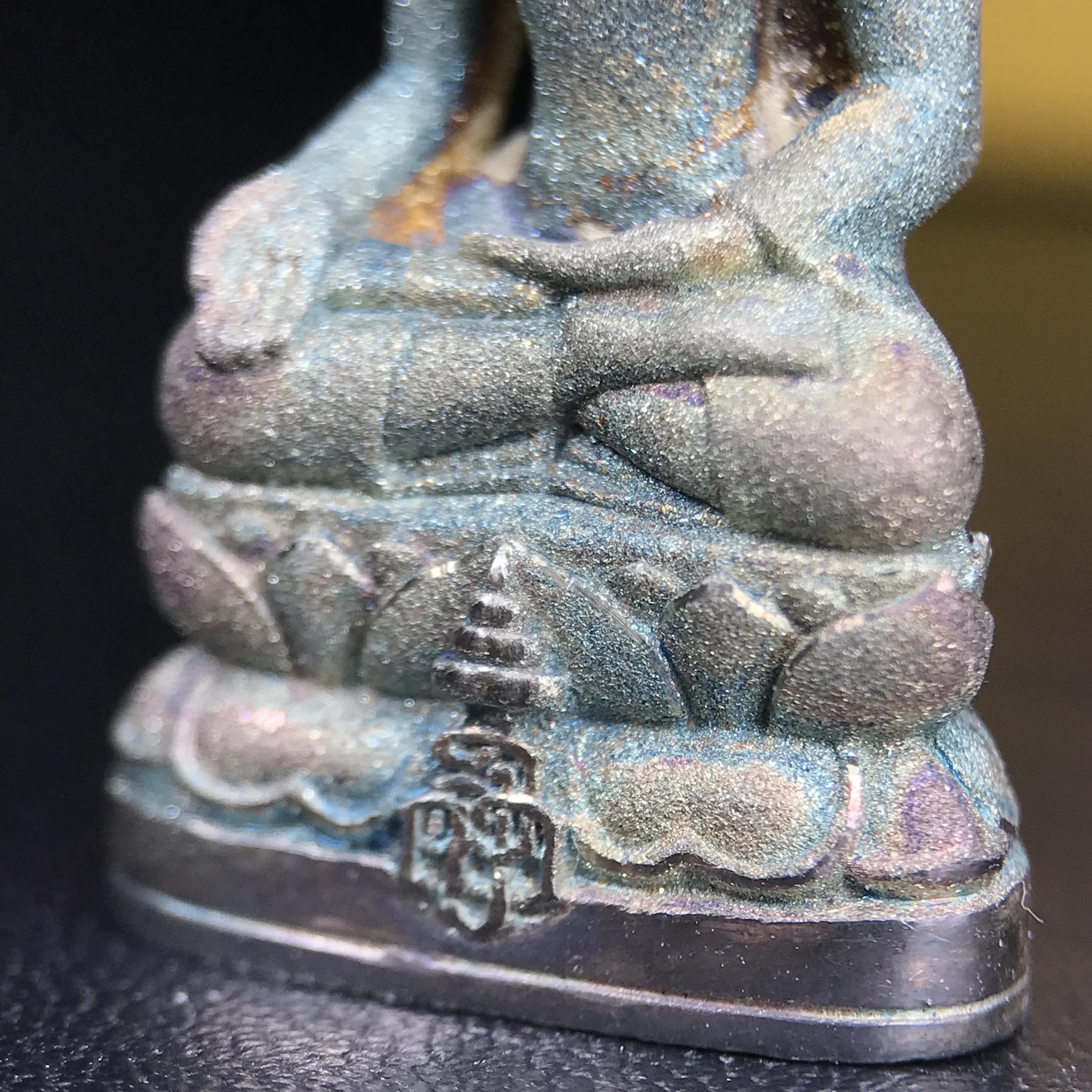 พระกริ่งไพรีพินาศ ญสส. ชุดกาญจนาภิเษกครองราชย์ 50 ปี พุทธศักราช 2538 วัดบวรนิเวศวิหาร เนื้อเงิน(ผิวเดิมขึ้นสีรุ้งขียวมรกตเข้มขลังงดงามธรรมชาติสร้างสรรค์) สภาพสวยเดิมพร้อมกล่องบรรจุเดิมผ้าไหมสีเหลืองตรากาญจนาภิเษก ตอกโค๊ดหมายเลขกำกับ ๕๐๐๑(1 ใน 8425 องค์)