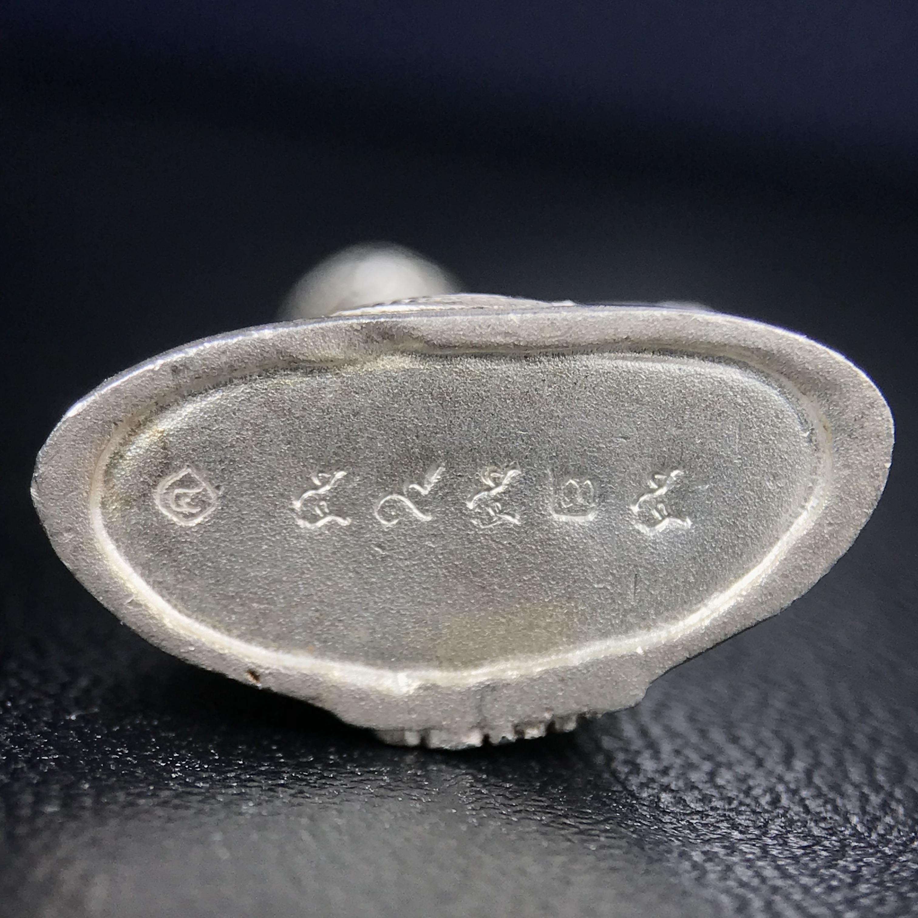 พระแก้วมรกต กรมสรรพสามิตจัดสร้างขึ้นเนื่องในโอกาสครบรอบ 64 ปีของกรมสรรพสามิต และเนื่องในวโรกาสที่พระบาทสมเด็จพระเจ้าอยู่หัวรัชกาลที่ 9 ทรงครองราชย์ครบ50ปีเมื่อ พ.ศ.2539 เนื้อเงินทรายนวลขัดเงา พร้อมกล่องบรรจุเดิมสวยครบสมบูรณ์